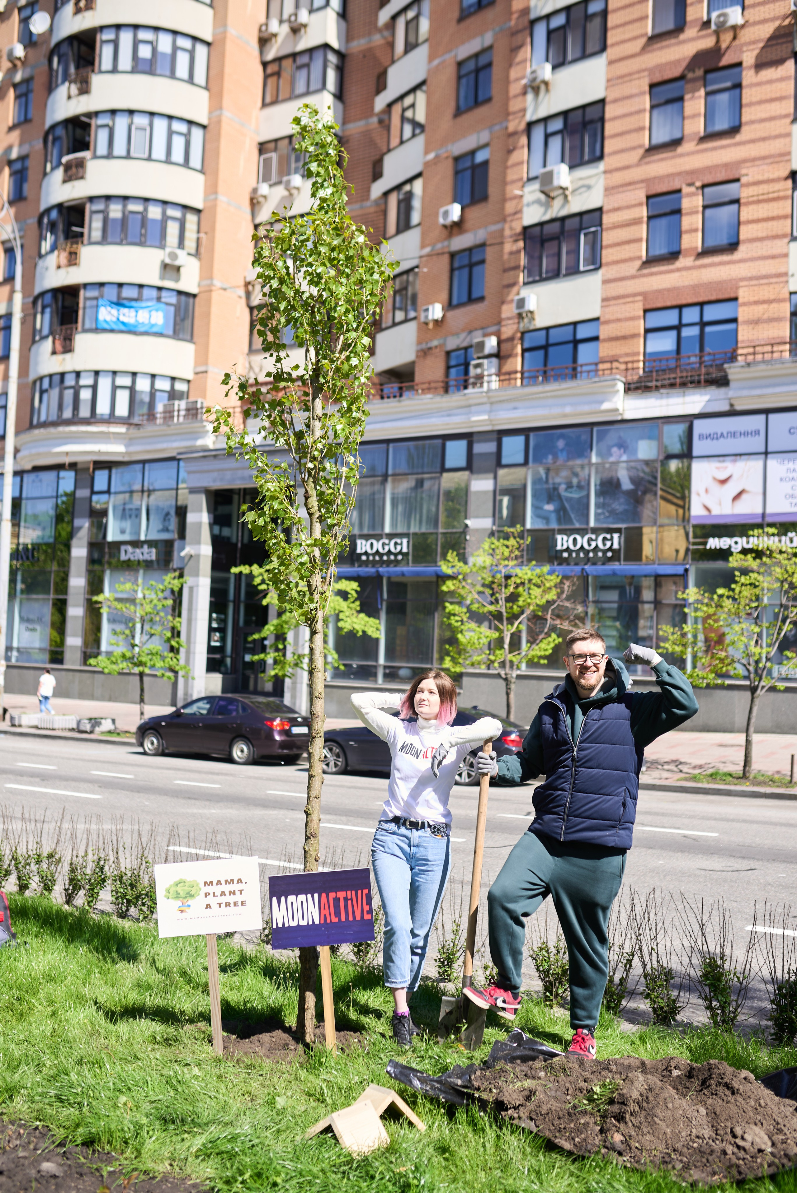 Фотозйомка висадки дерев у центрі Києва — екологічна ініціатива 2025. Фотограф Київ – Репортаж, Події | Павленко Віктор