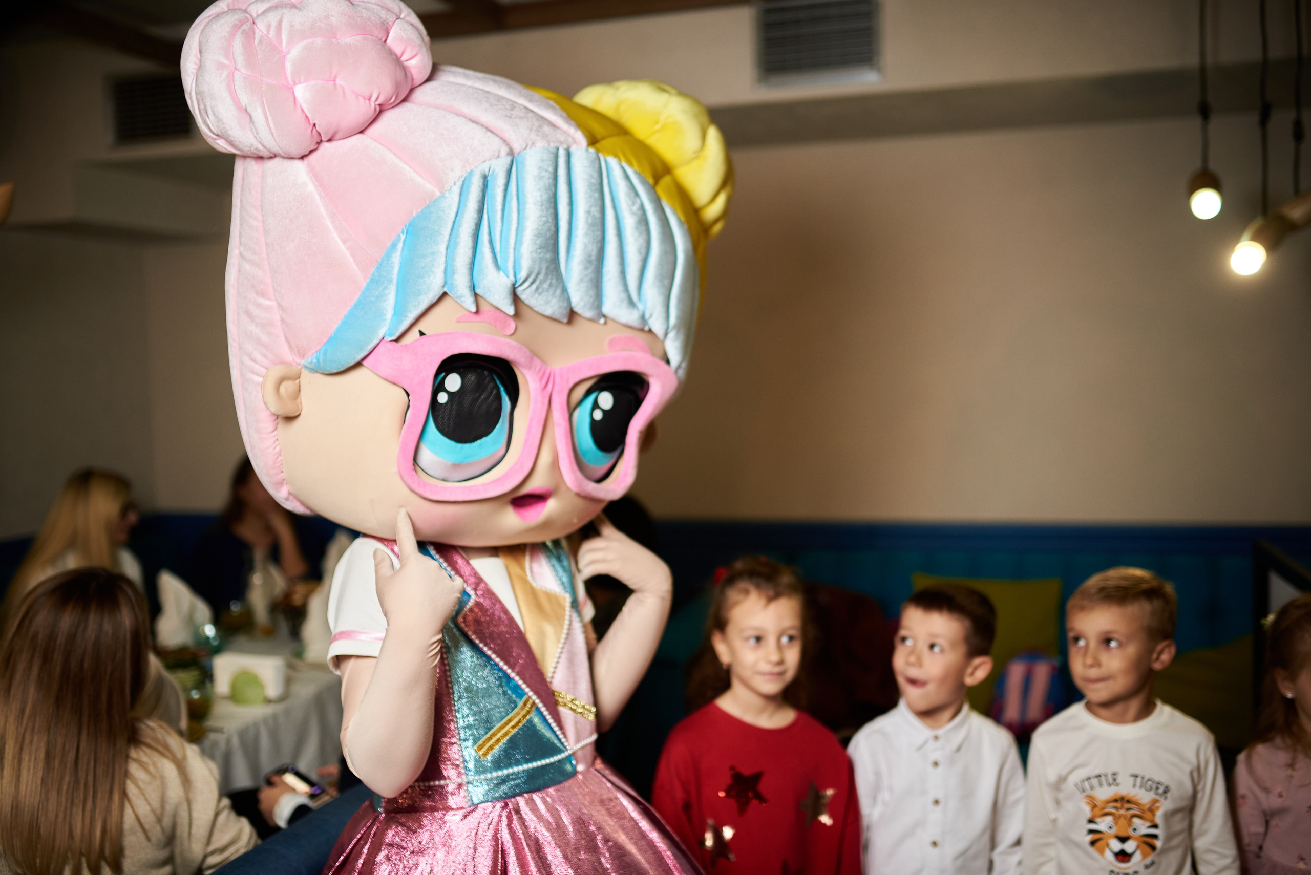 Фотозйомка з аніматорами в стилі Бджілка Мая – яскраві фото з додатковим світлом. Фотограф Київ – Репортаж, Події | Павленко Віктор