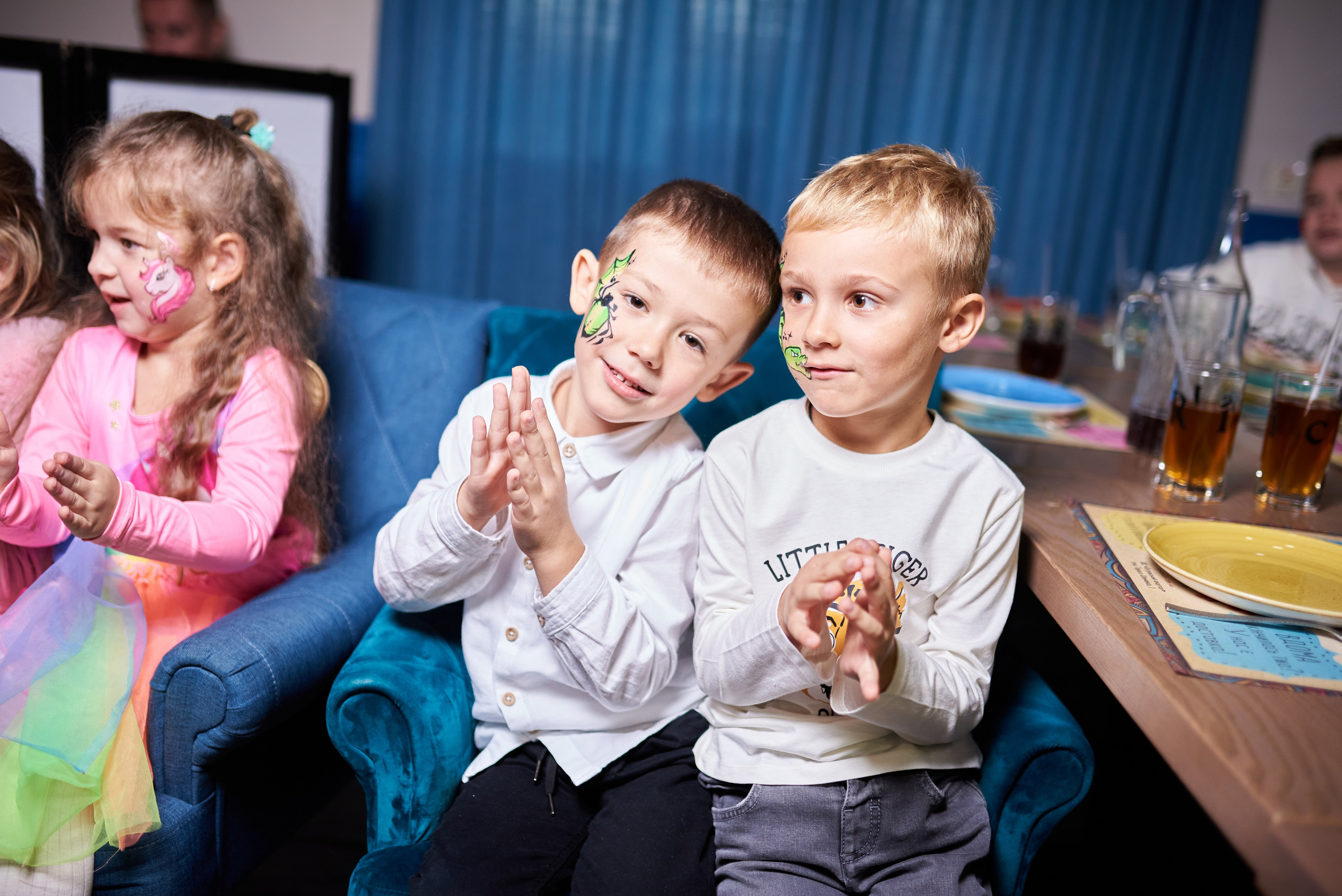 Фотозйомка з аніматорами в стилі Бджілка Мая – яскраві фото з додатковим світлом. Фотограф Київ – Репортаж, Події | Павленко Віктор