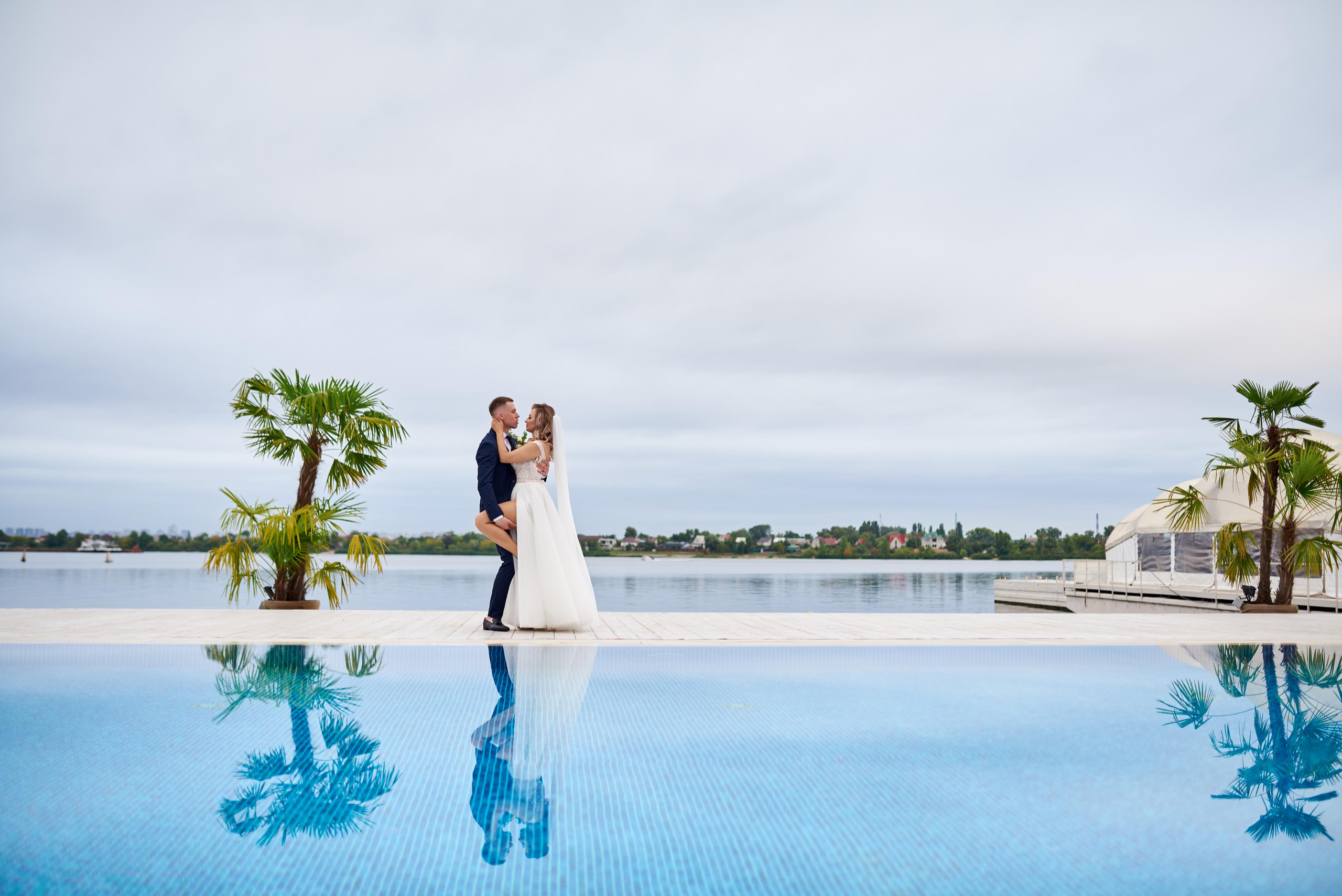 Закохані під дощем з парасолькою