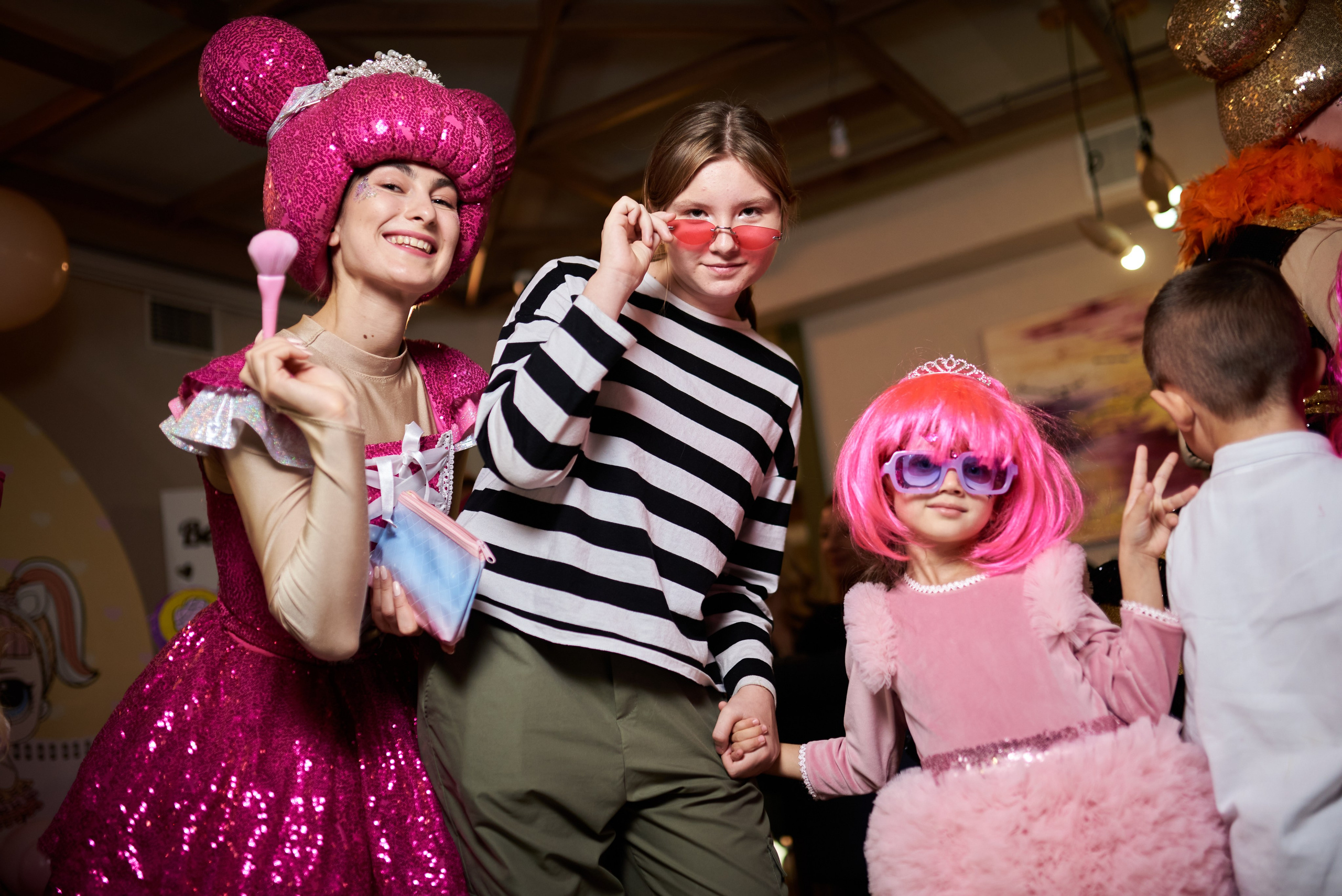 Фотозйомка з аніматорами в стилі Бджілка Мая – яскраві фото з додатковим світлом. Фотограф Київ – Репортаж, Події | Павленко Віктор