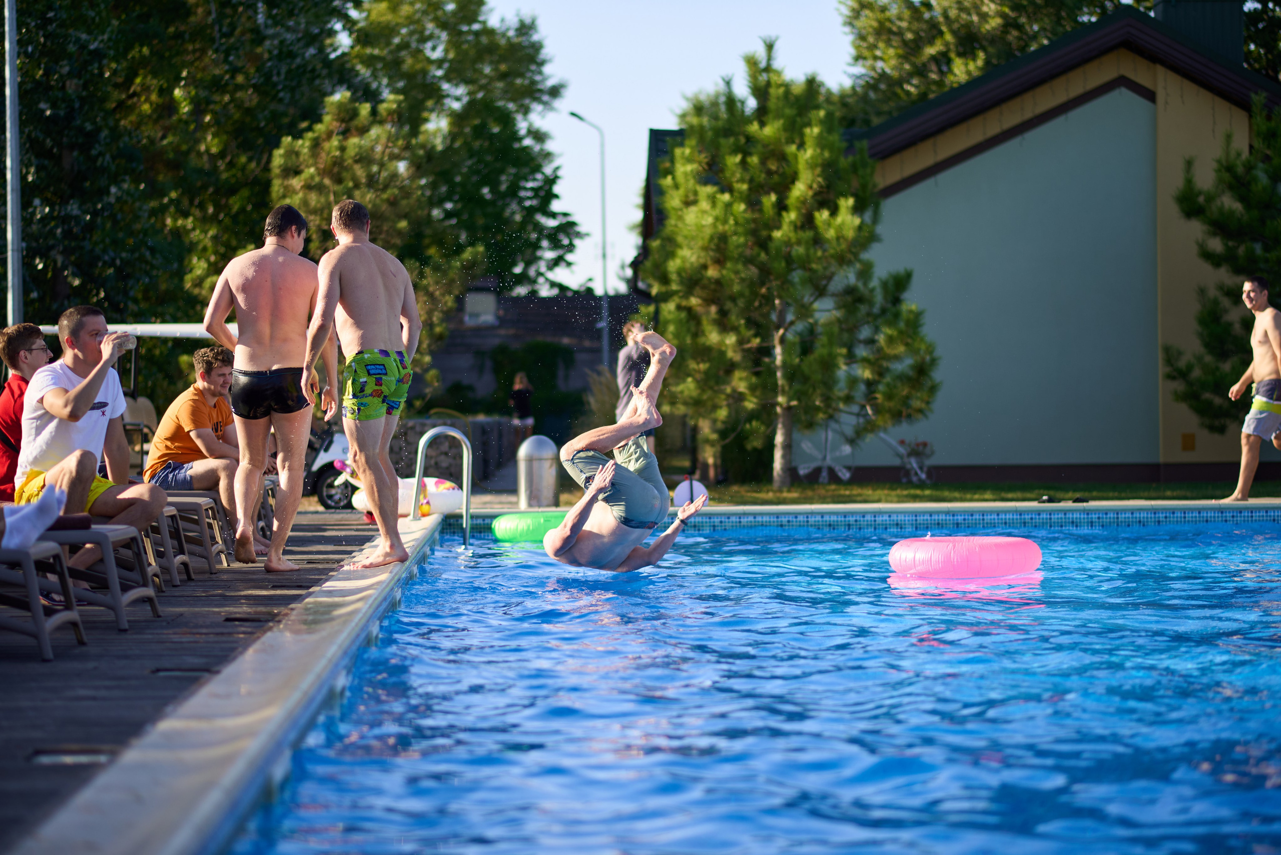 Фотозйомка літнього корпоративу IT-компанії в заміському комплексі з басейном. Фотограф Київ – Репортаж, Події | Павленко Віктор