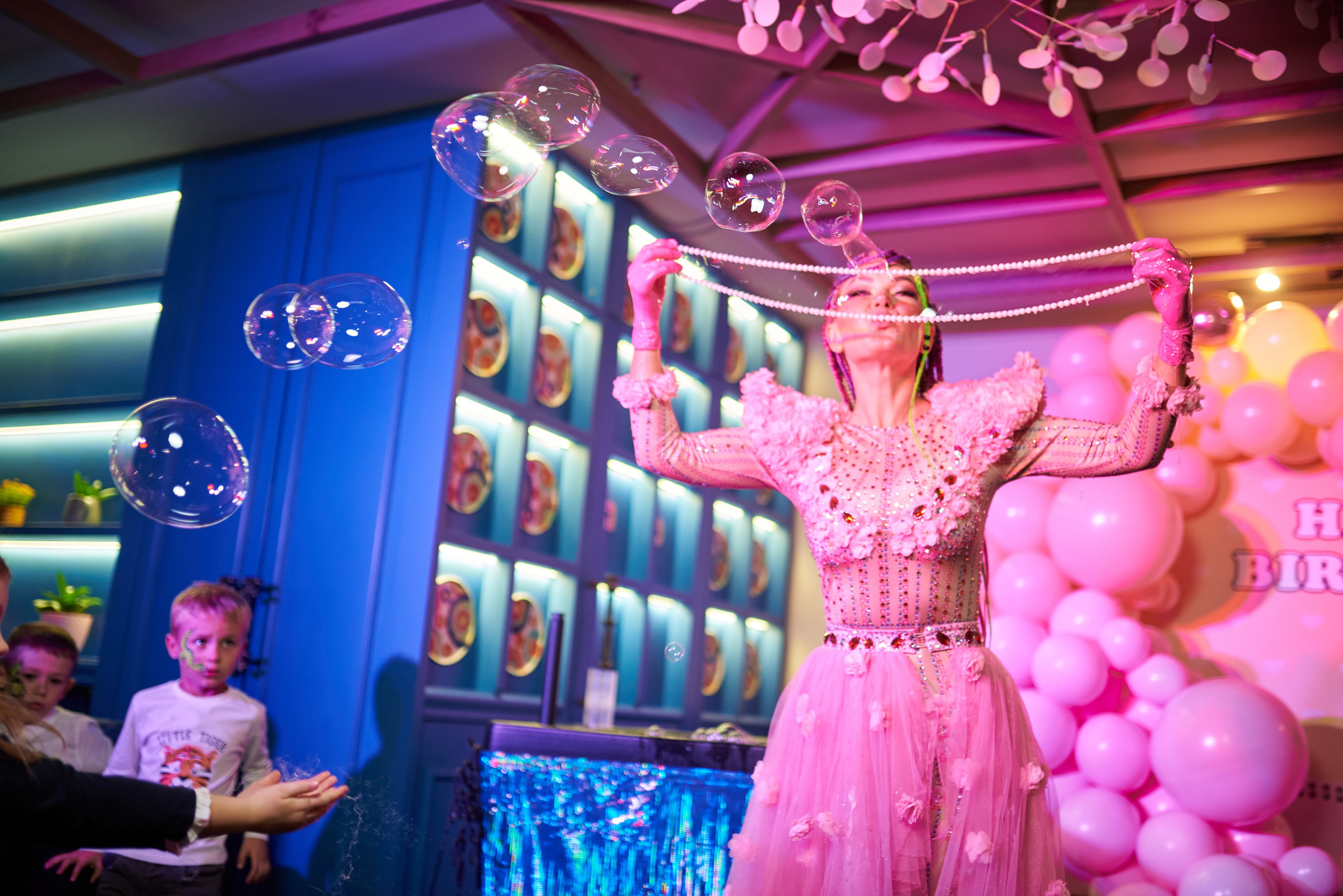 Фотозйомка з аніматорами в стилі Бджілка Мая – яскраві фото з додатковим світлом. Фотограф Київ – Репортаж, Події | Павленко Віктор