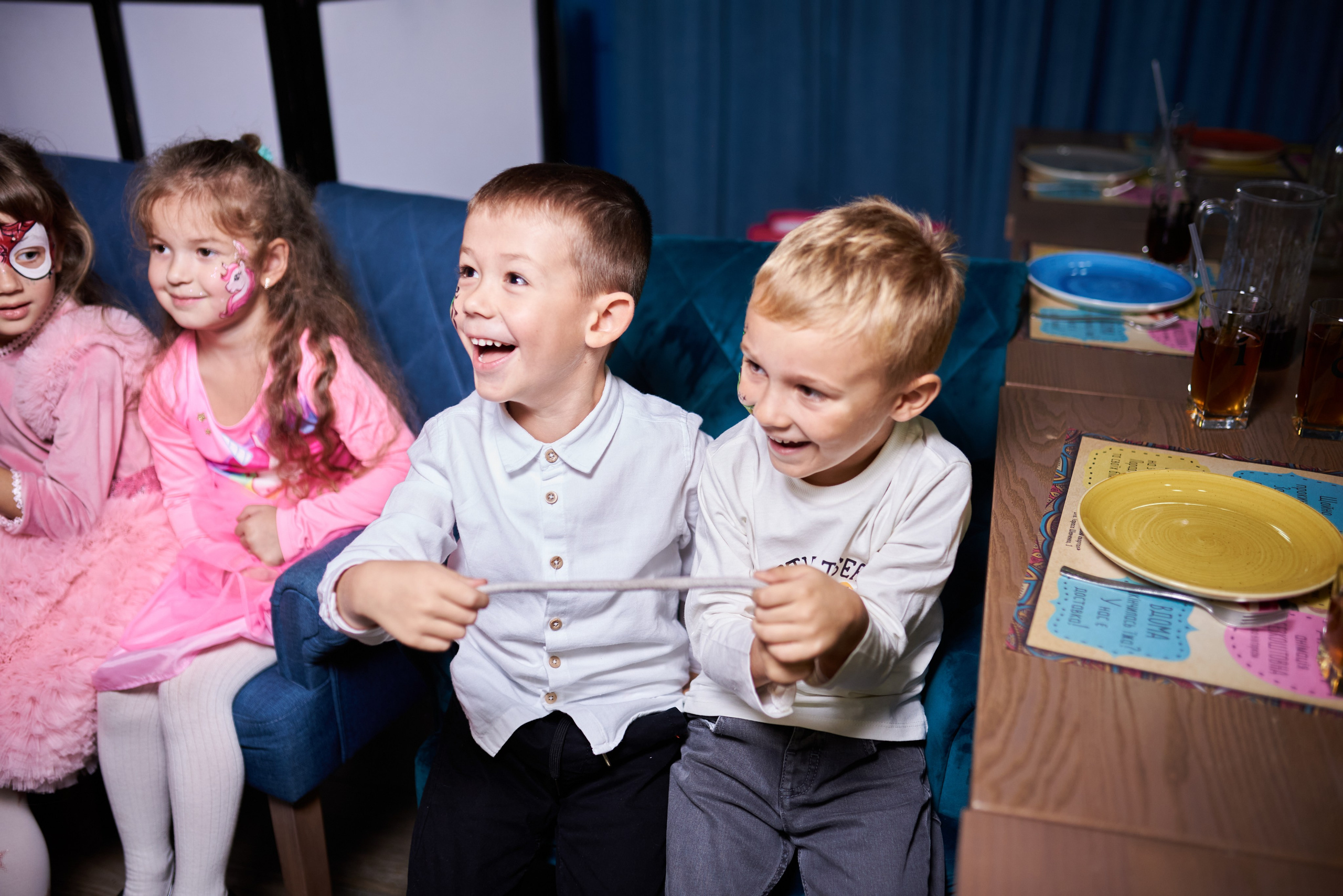 Фотозйомка з аніматорами в стилі Бджілка Мая – яскраві фото з додатковим світлом. Фотограф Київ – Репортаж, Події | Павленко Віктор