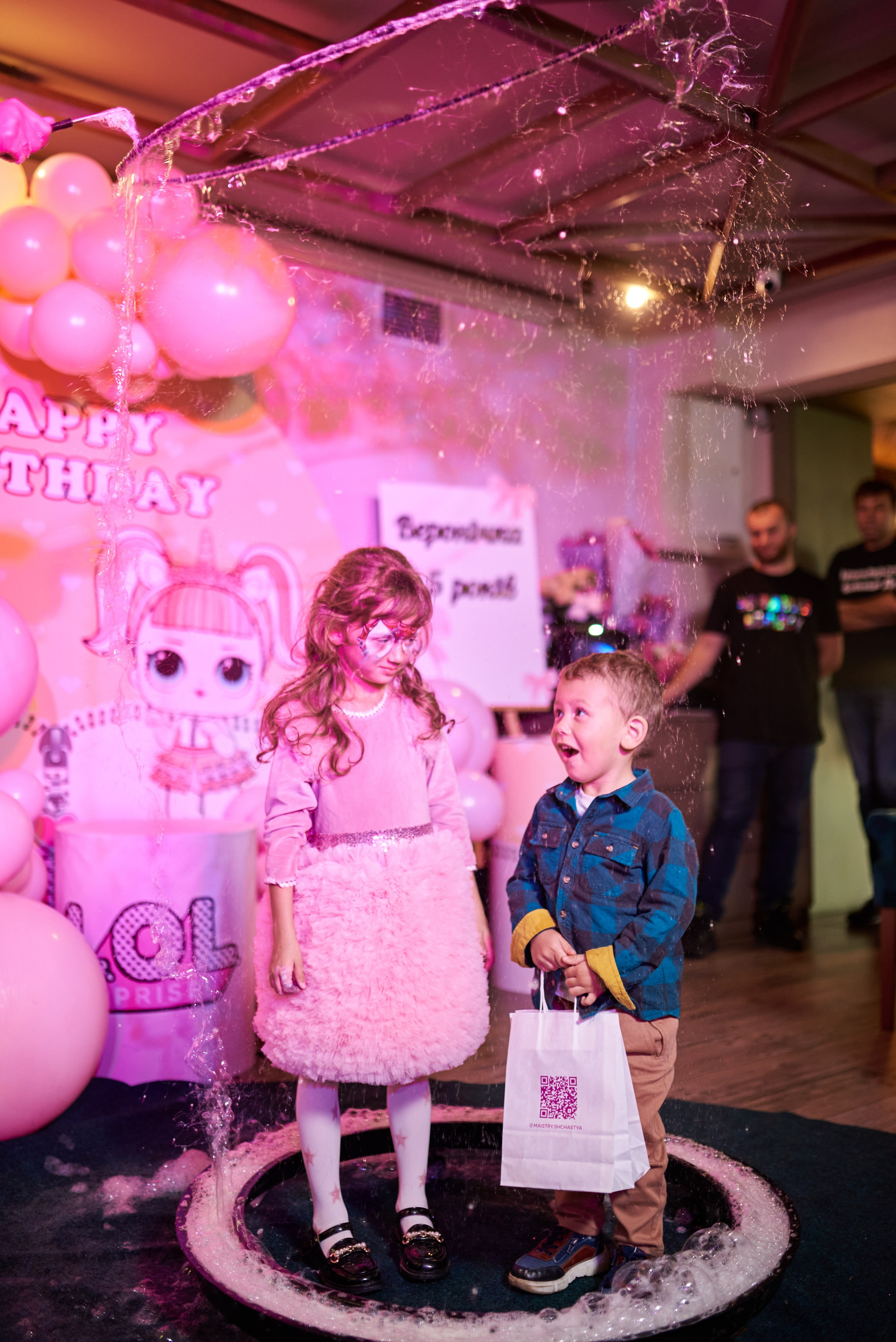 Фотозйомка з аніматорами в стилі Бджілка Мая – яскраві фото з додатковим світлом. Фотограф Київ – Репортаж, Події | Павленко Віктор