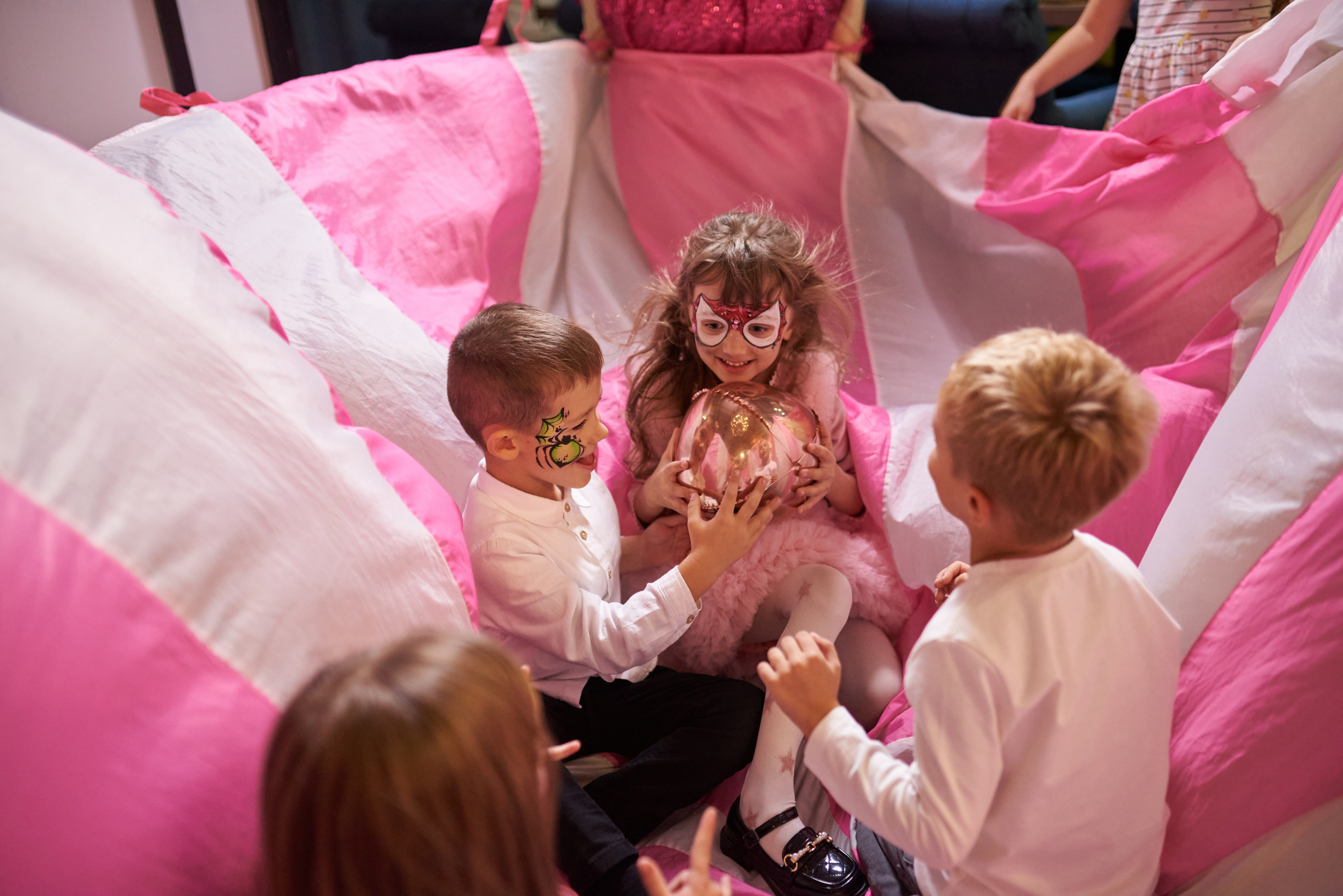 Фотозйомка з аніматорами в стилі Бджілка Мая – яскраві фото з додатковим світлом. Фотограф Київ – Репортаж, Події | Павленко Віктор