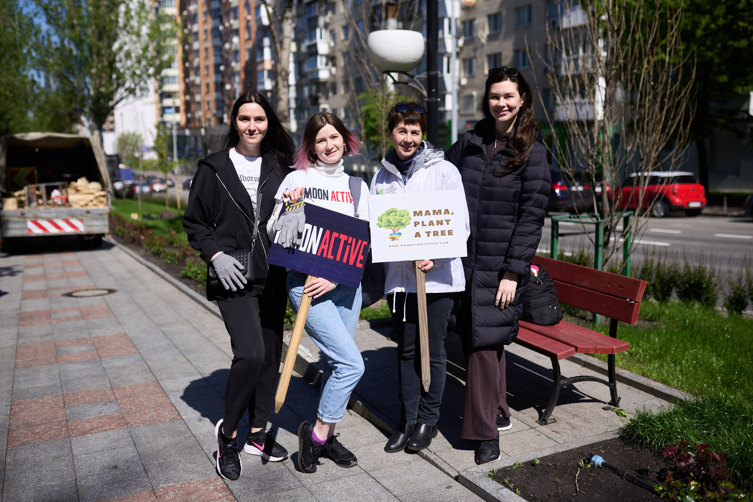 Фотозйомка висадки дерев у центрі Києва — екологічна ініціатива 2025. Фотограф Київ – Репортаж, Події | Павленко Віктор