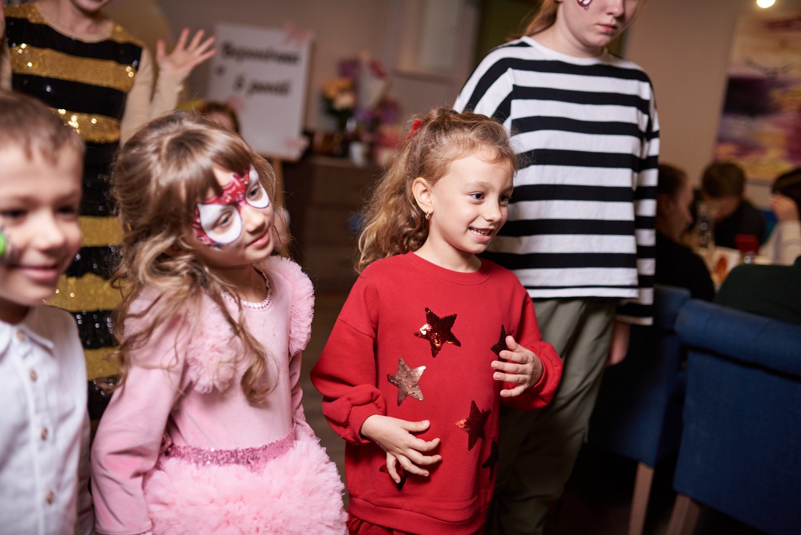 Фотозйомка з аніматорами в стилі Бджілка Мая – яскраві фото з додатковим світлом. Фотограф Київ – Репортаж, Події | Павленко Віктор