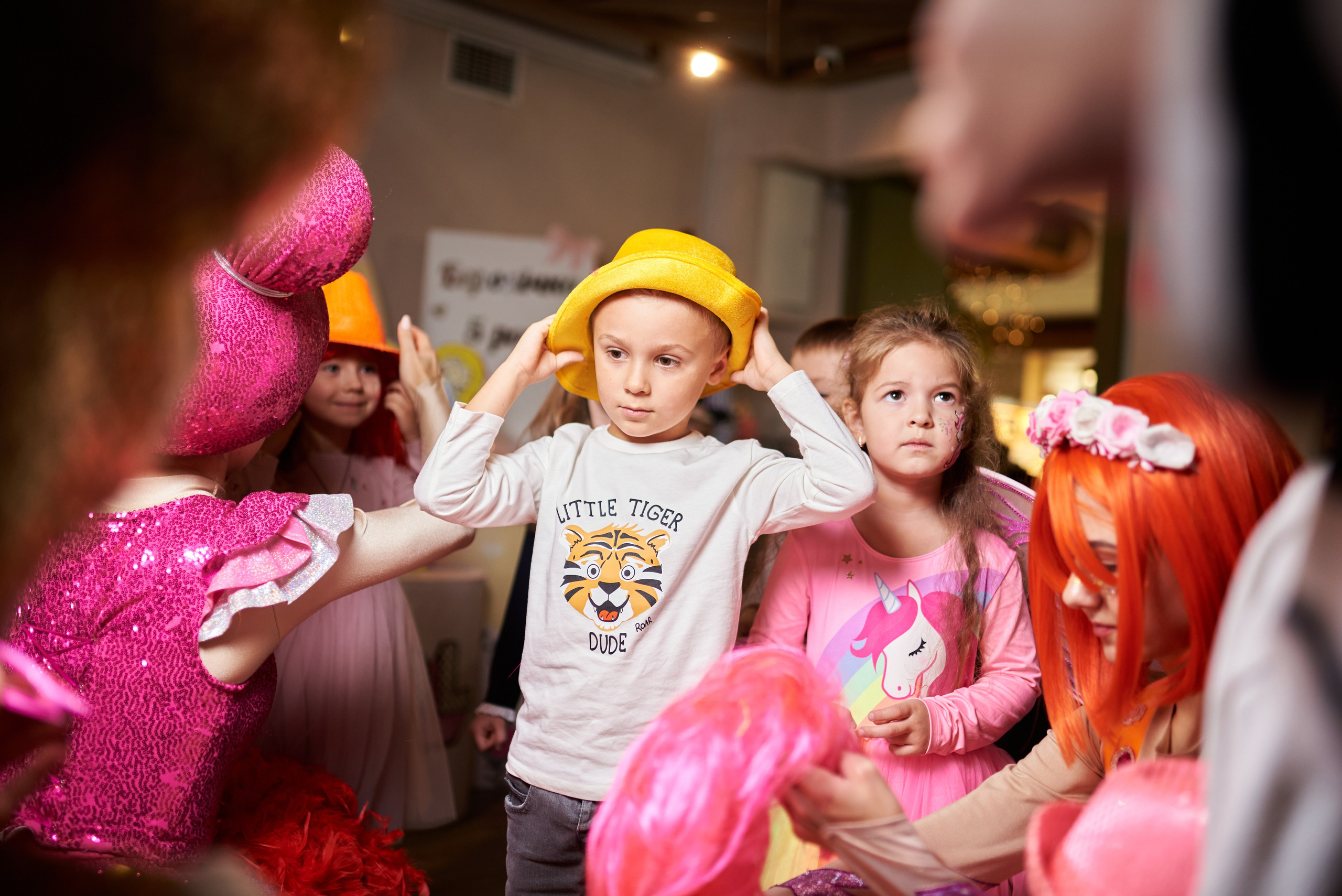 Фотозйомка з аніматорами в стилі Бджілка Мая – яскраві фото з додатковим світлом. Фотограф Київ – Репортаж, Події | Павленко Віктор