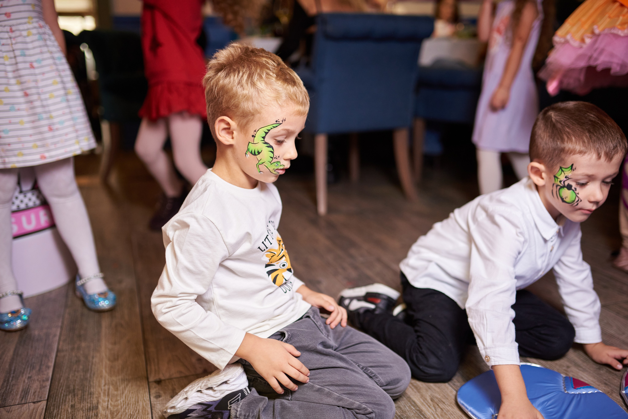 Фотозйомка з аніматорами в стилі Бджілка Мая – яскраві фото з додатковим світлом. Фотограф Київ – Репортаж, Події | Павленко Віктор