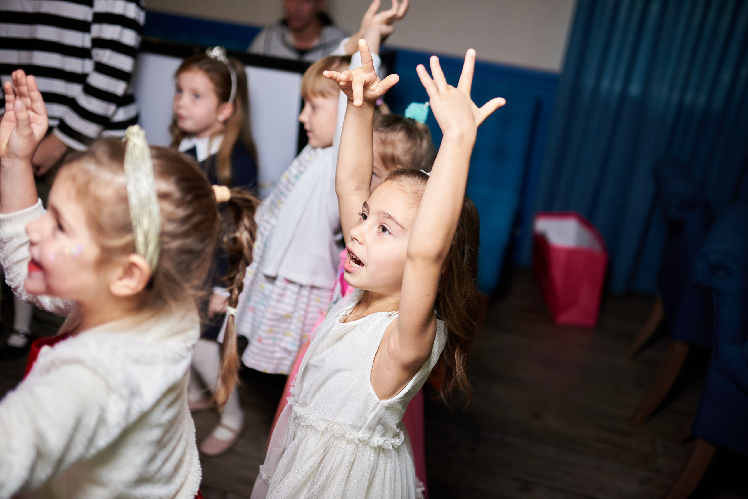 Фотозйомка з аніматорами в стилі Бджілка Мая – яскраві фото з додатковим світлом. Фотограф Київ – Репортаж, Події | Павленко Віктор
