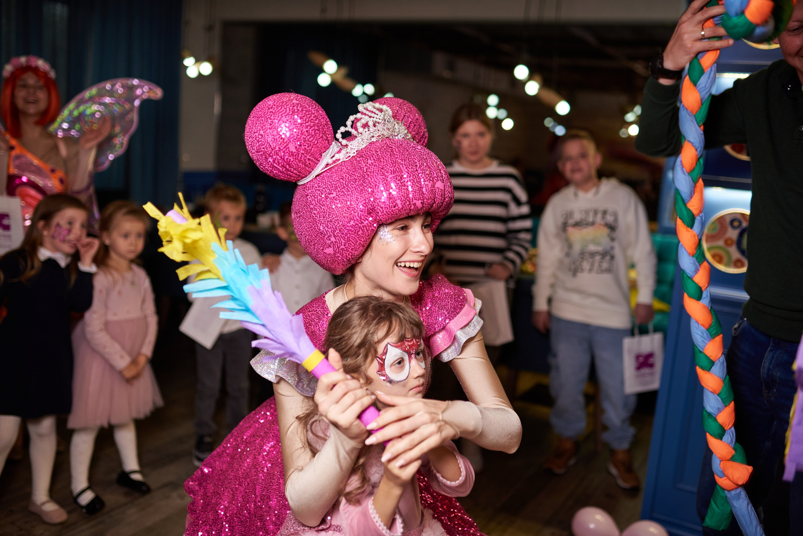 Фотозйомка з аніматорами в стилі Бджілка Мая – яскраві фото з додатковим світлом. Фотограф Київ – Репортаж, Події | Павленко Віктор