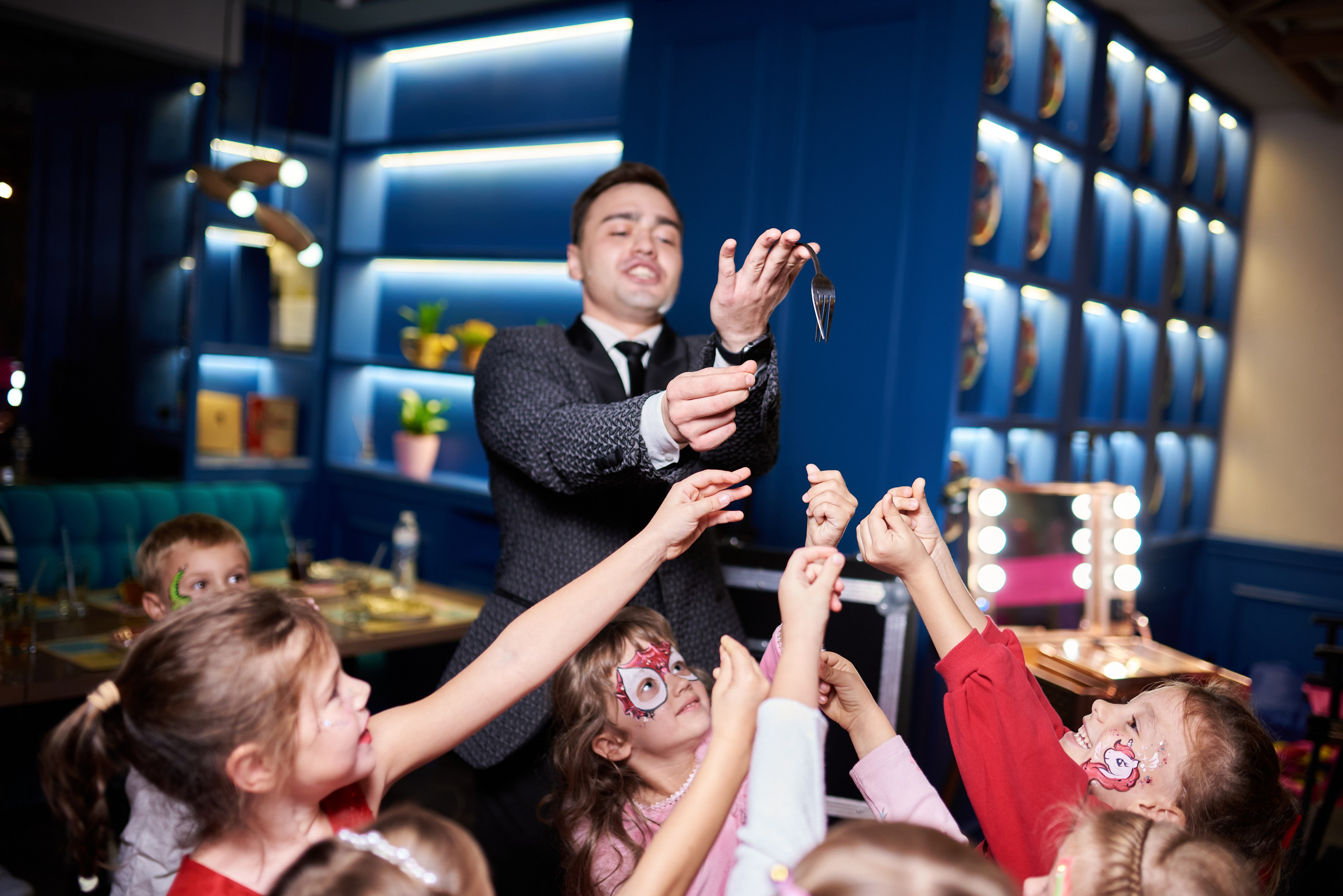 Фотозйомка з аніматорами в стилі Бджілка Мая – яскраві фото з додатковим світлом. Фотограф Київ – Репортаж, Події | Павленко Віктор