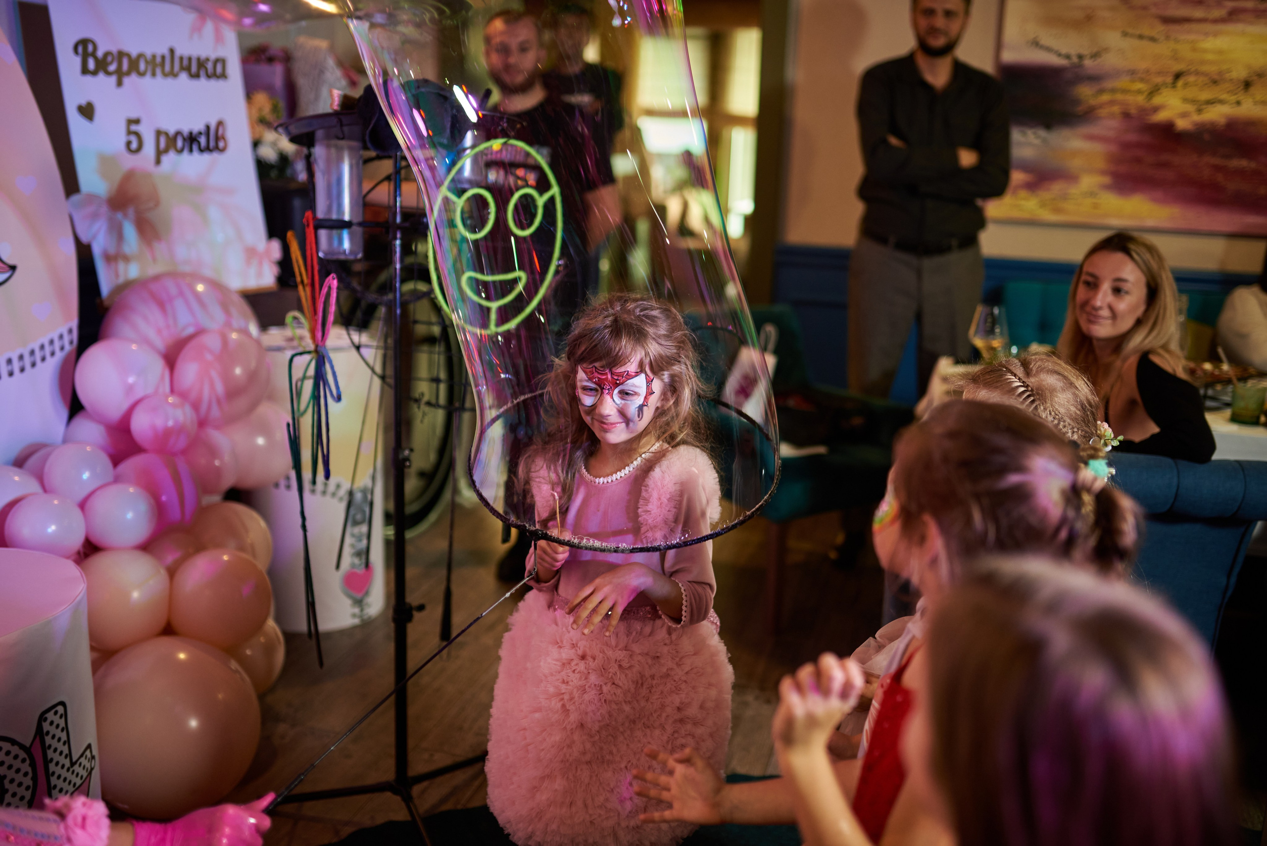 Фотозйомка з аніматорами в стилі Бджілка Мая – яскраві фото з додатковим світлом. Фотограф Київ – Репортаж, Події | Павленко Віктор