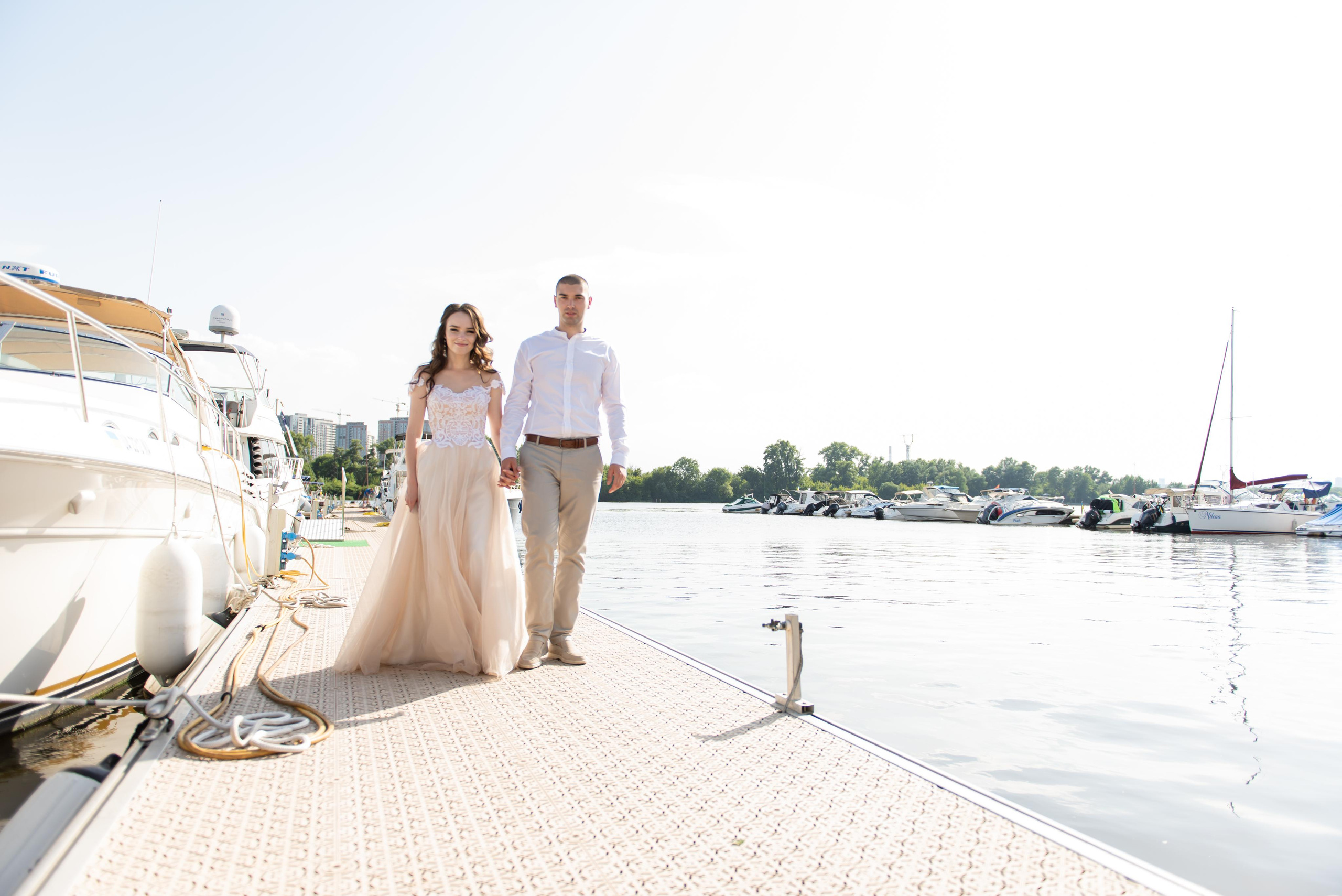 Закохані на фоні історичної архітектури