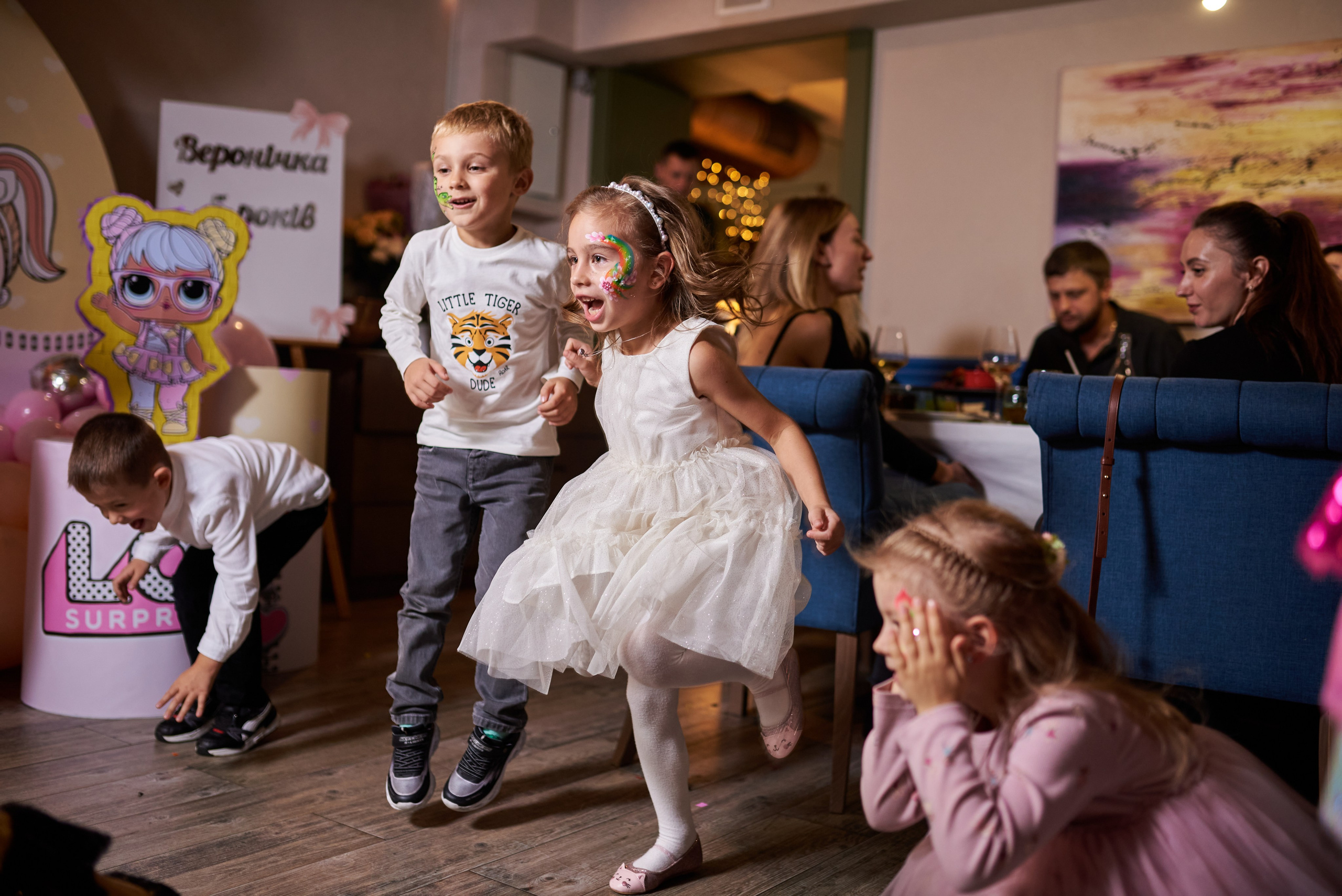 Фотозйомка з аніматорами в стилі Бджілка Мая – яскраві фото з додатковим світлом. Фотограф Київ – Репортаж, Події | Павленко Віктор