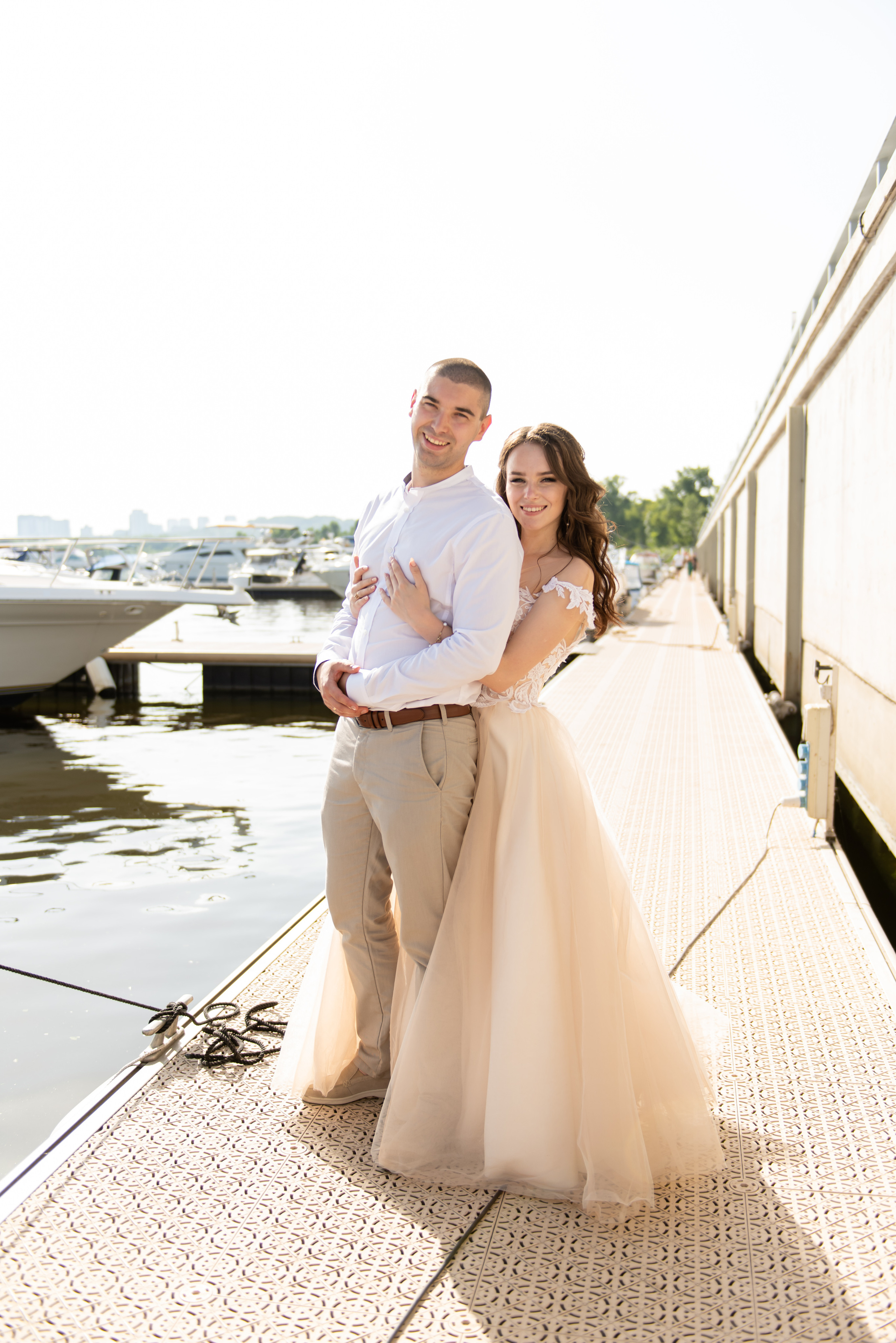 Пара на березі річки, дивлячись один на одного