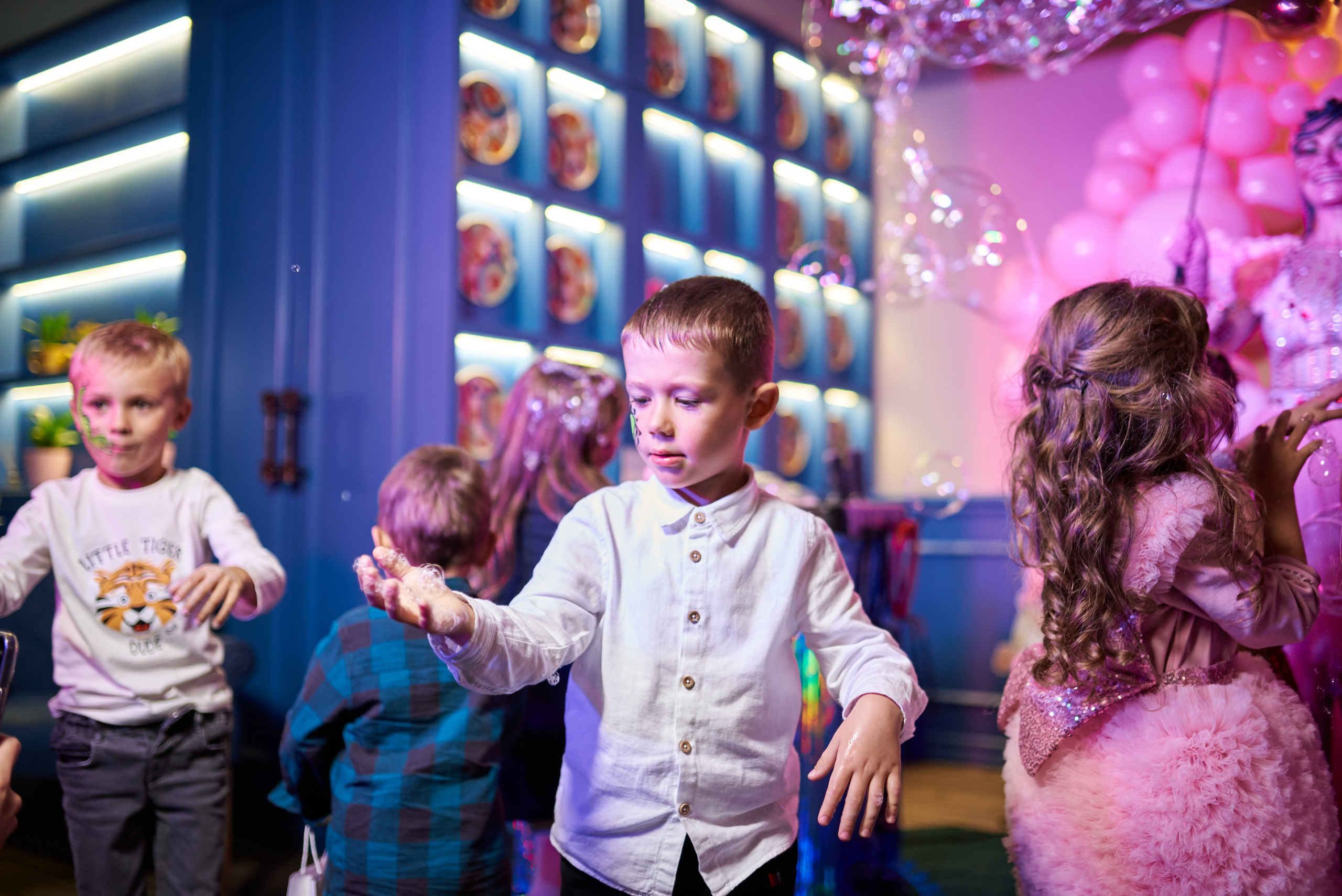 Фотозйомка з аніматорами в стилі Бджілка Мая – яскраві фото з додатковим світлом. Фотограф Київ – Репортаж, Події | Павленко Віктор