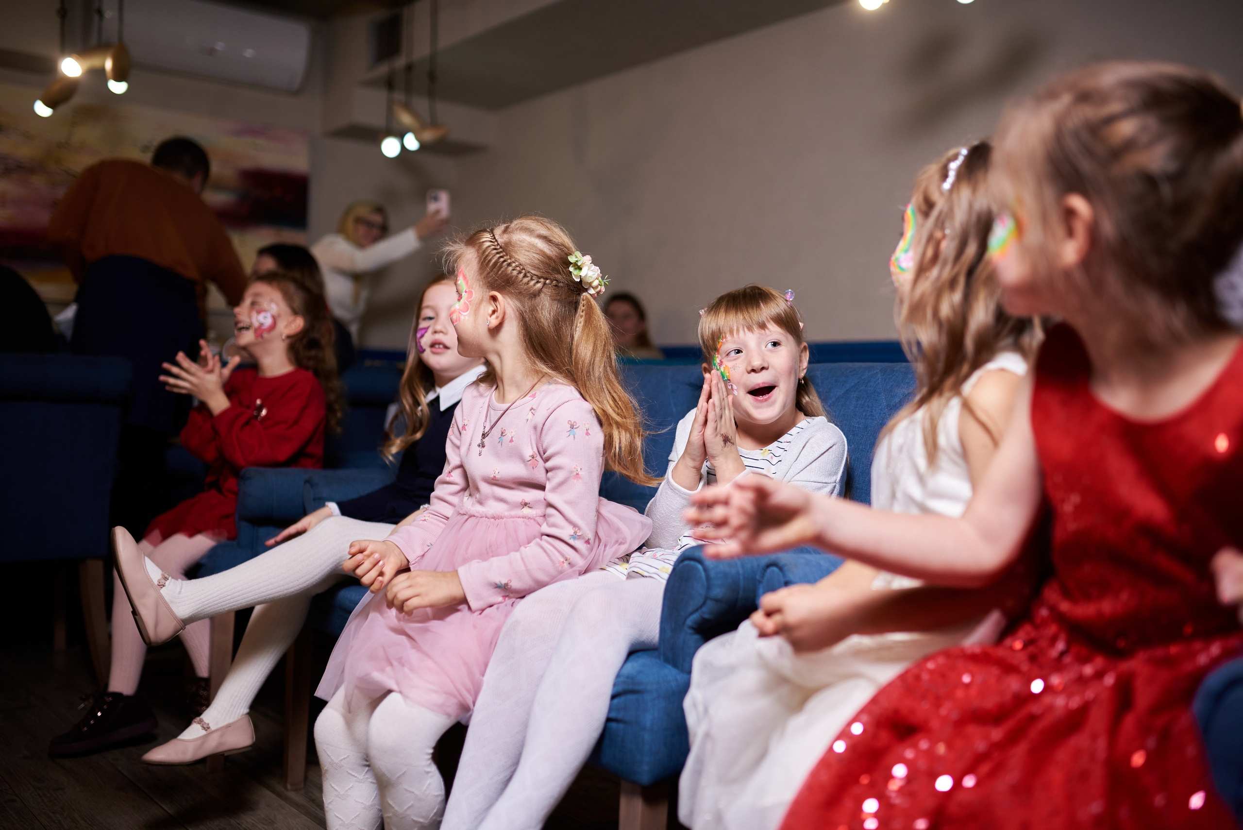 Фотозйомка з аніматорами в стилі Бджілка Мая – яскраві фото з додатковим світлом. Фотограф Київ – Репортаж, Події | Павленко Віктор