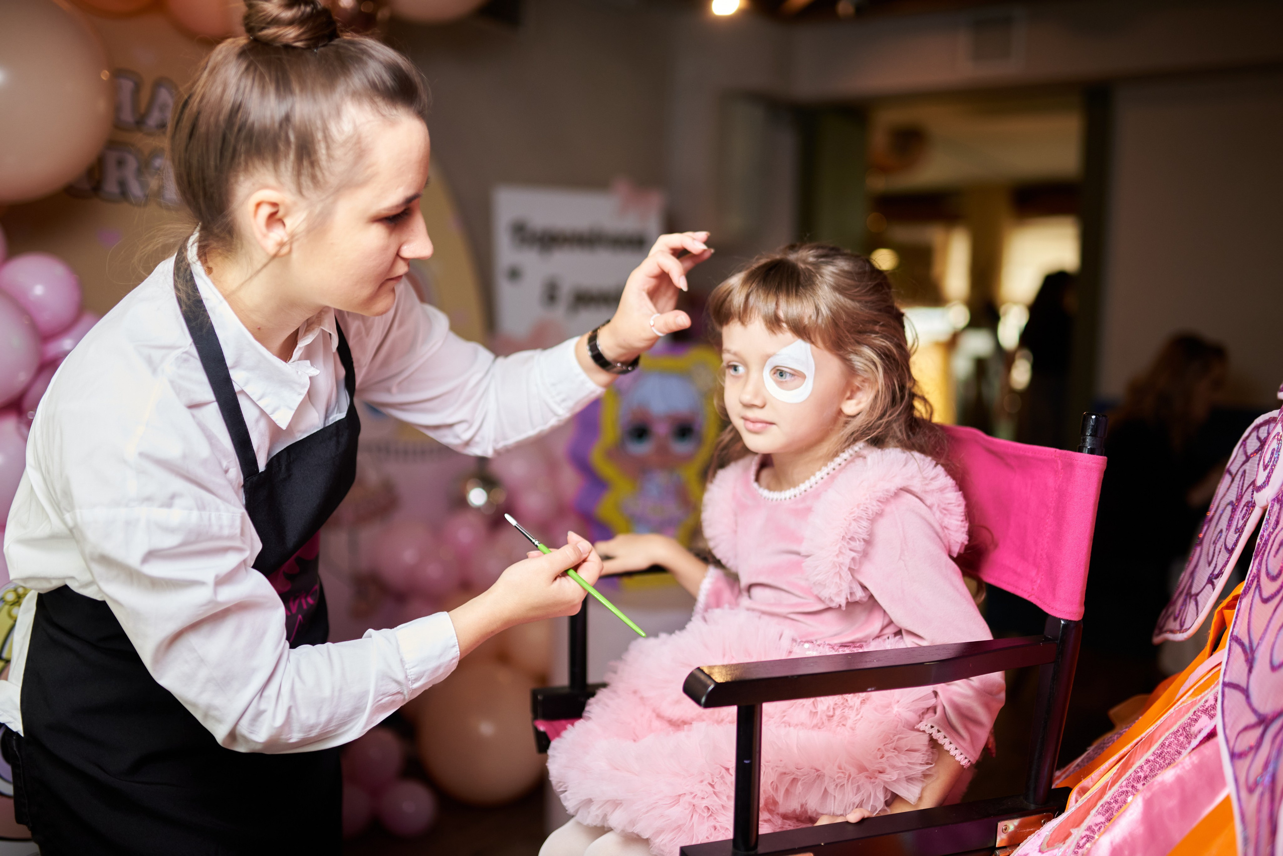 Фотозйомка з аніматорами в стилі Бджілка Мая – яскраві фото з додатковим світлом. Фотограф Київ – Репортаж, Події | Павленко Віктор