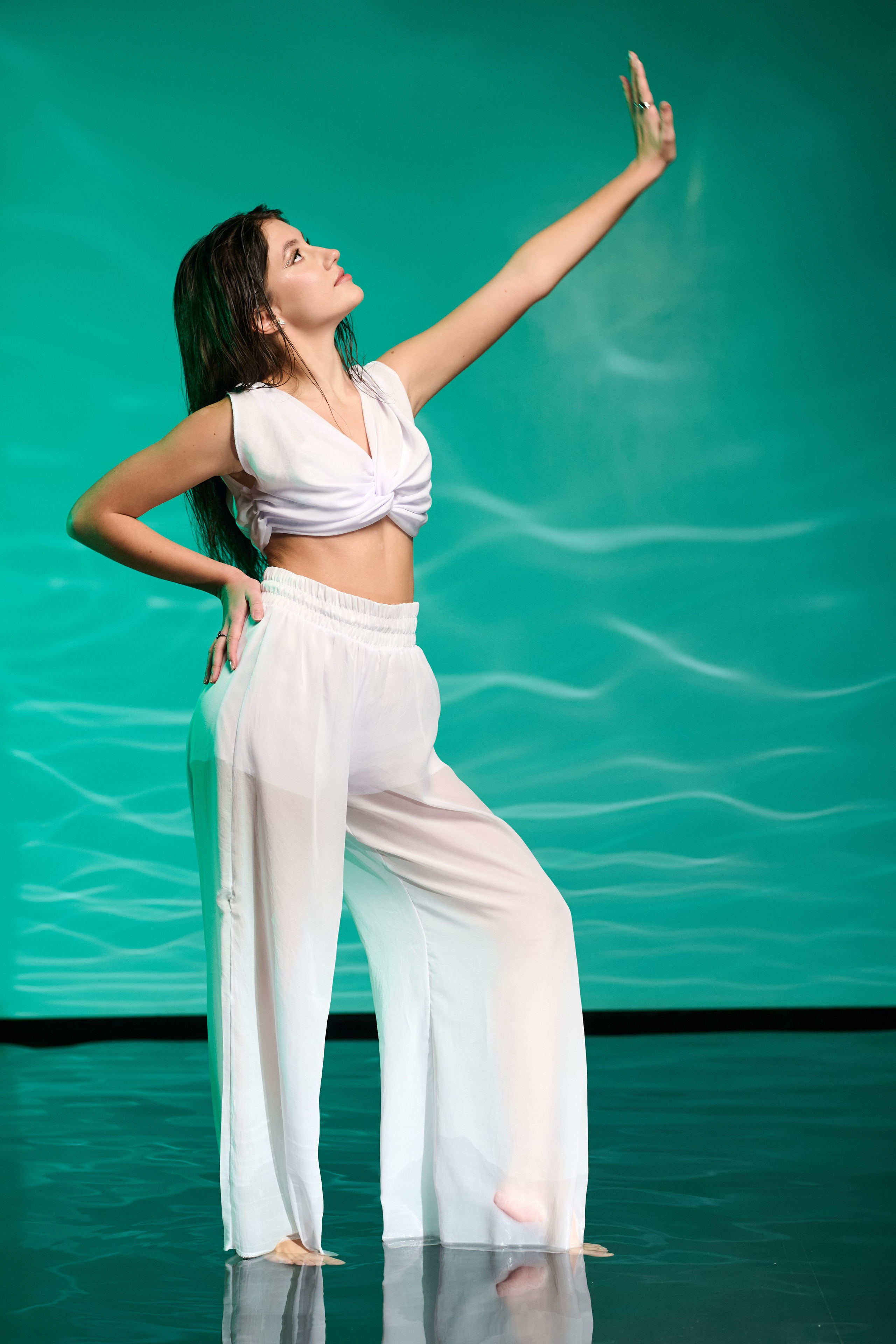 Фотосесія з відображенням у воді для артистки