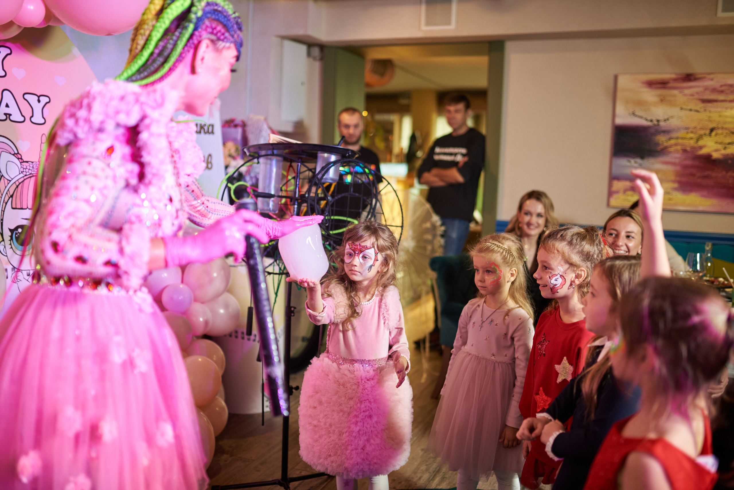 Фотозйомка з аніматорами в стилі Бджілка Мая – яскраві фото з додатковим світлом. Фотограф Київ – Репортаж, Події | Павленко Віктор