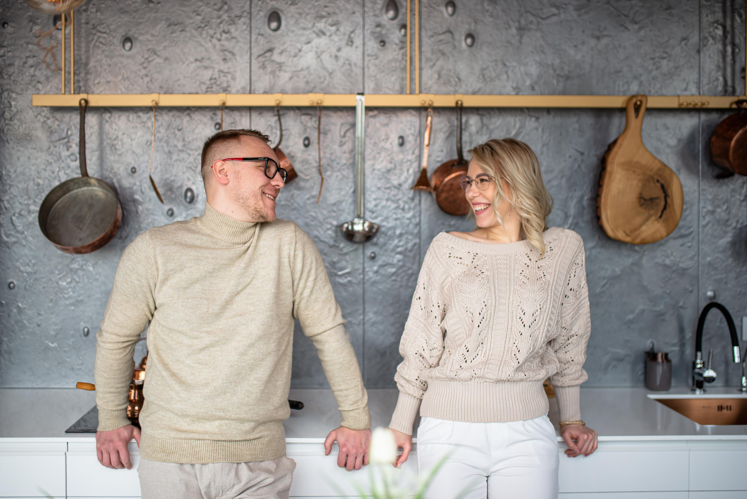 Пара сміється разом в кафе