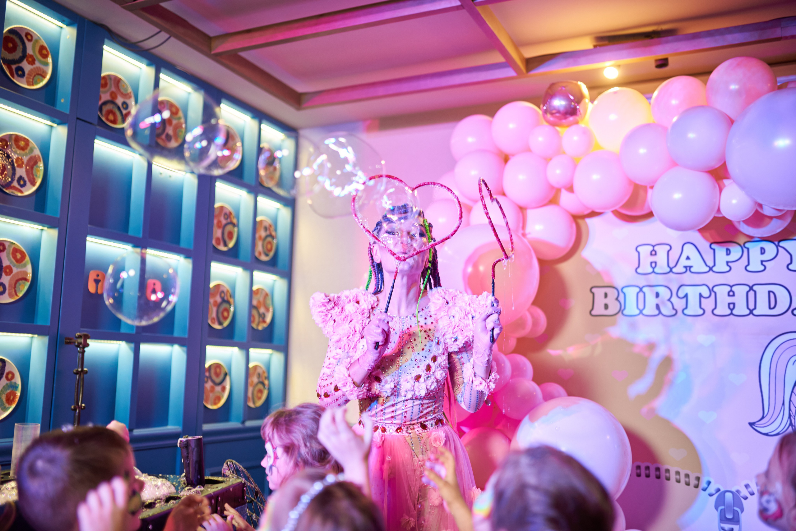 Фотозйомка з аніматорами в стилі Бджілка Мая – яскраві фото з додатковим світлом. Фотограф Київ – Репортаж, Події | Павленко Віктор