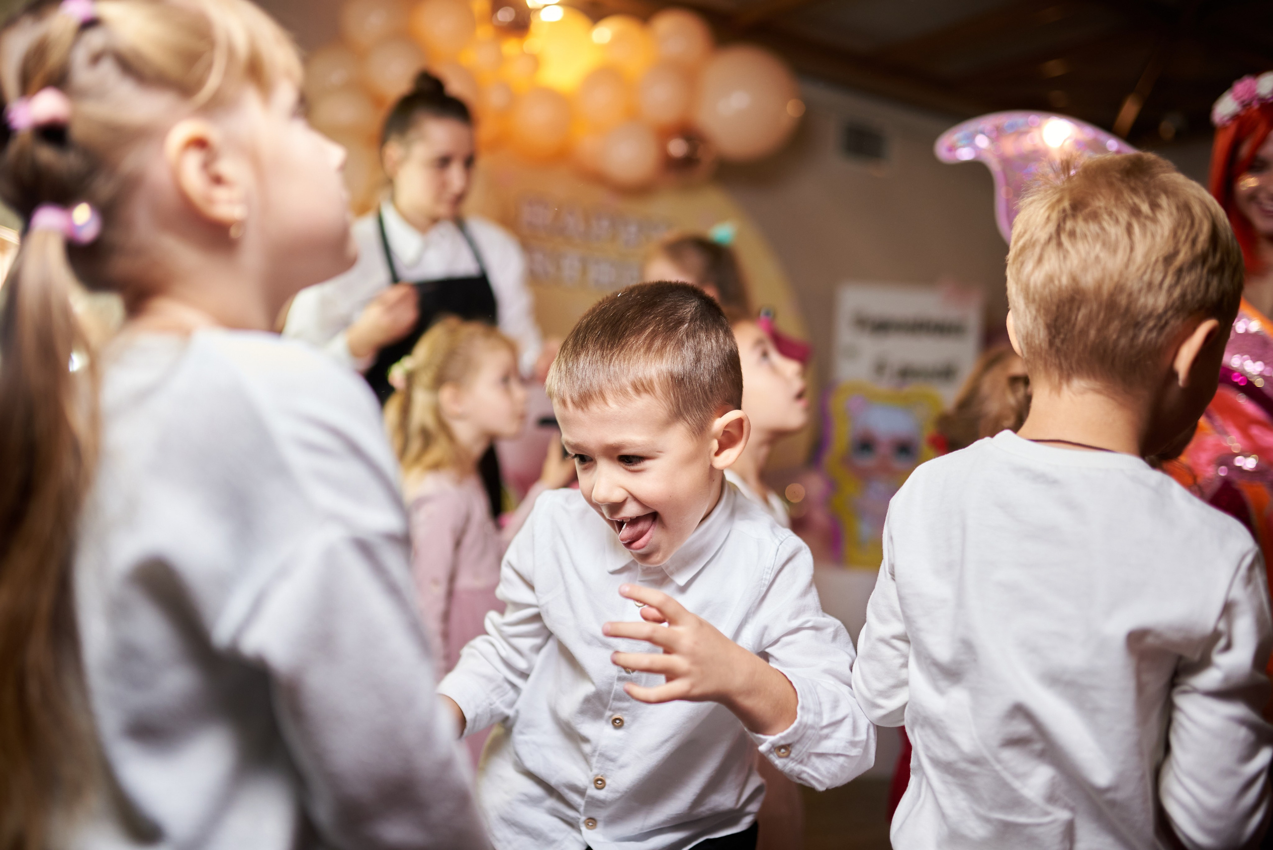 Фотозйомка з аніматорами в стилі Бджілка Мая – яскраві фото з додатковим світлом. Фотограф Київ – Репортаж, Події | Павленко Віктор