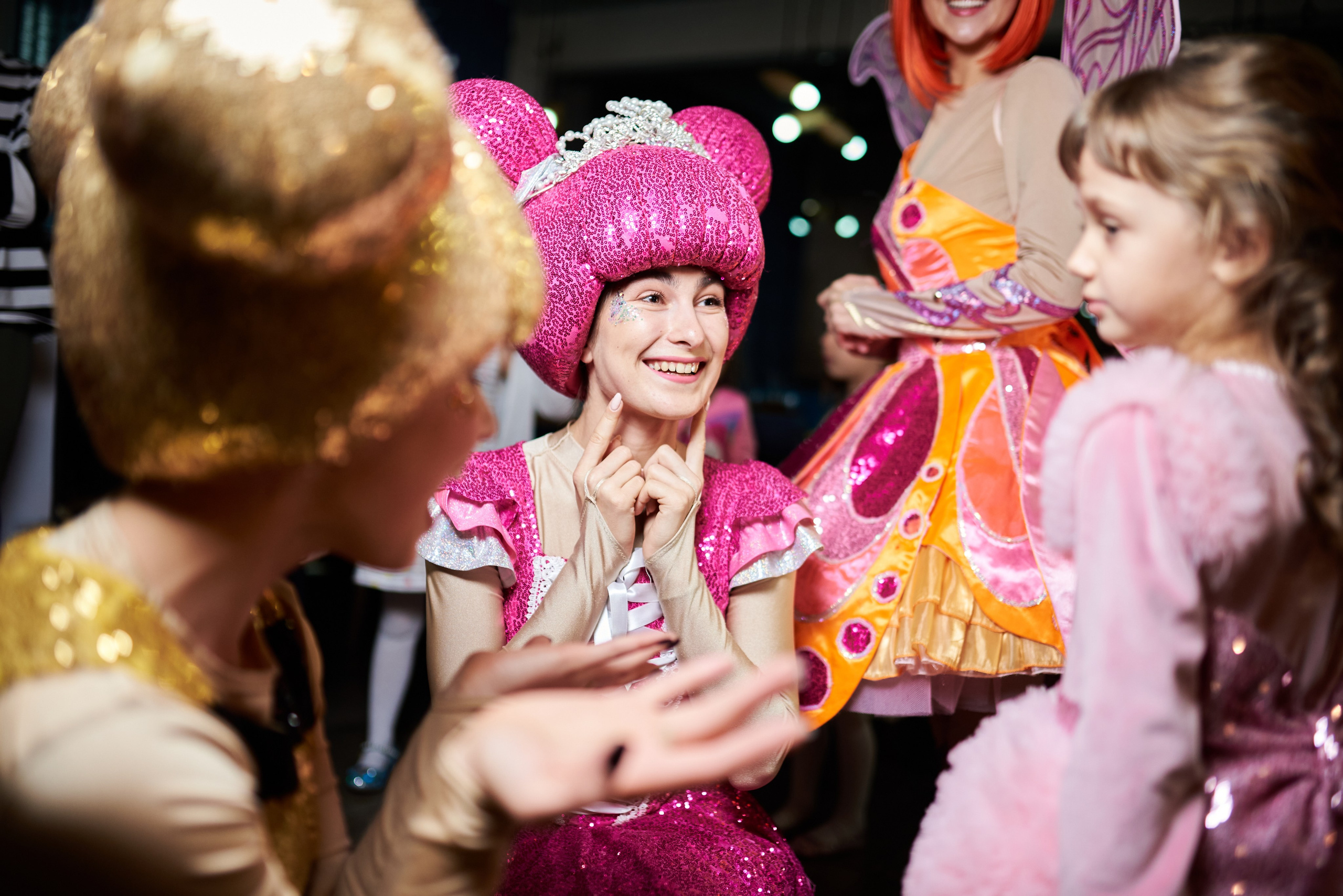 Фотозйомка з аніматорами в стилі Бджілка Мая – яскраві фото з додатковим світлом. Фотограф Київ – Репортаж, Події | Павленко Віктор