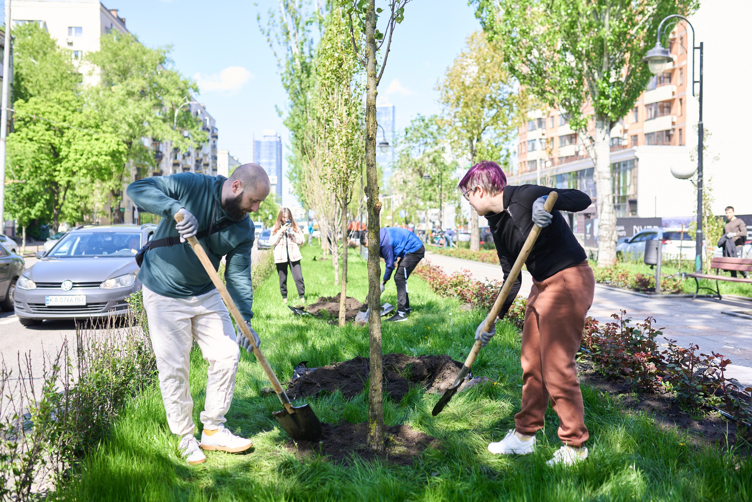 Фотозйомка висадки дерев у центрі Києва — екологічна ініціатива 2025. Фотограф Київ – Репортаж, Події | Павленко Віктор