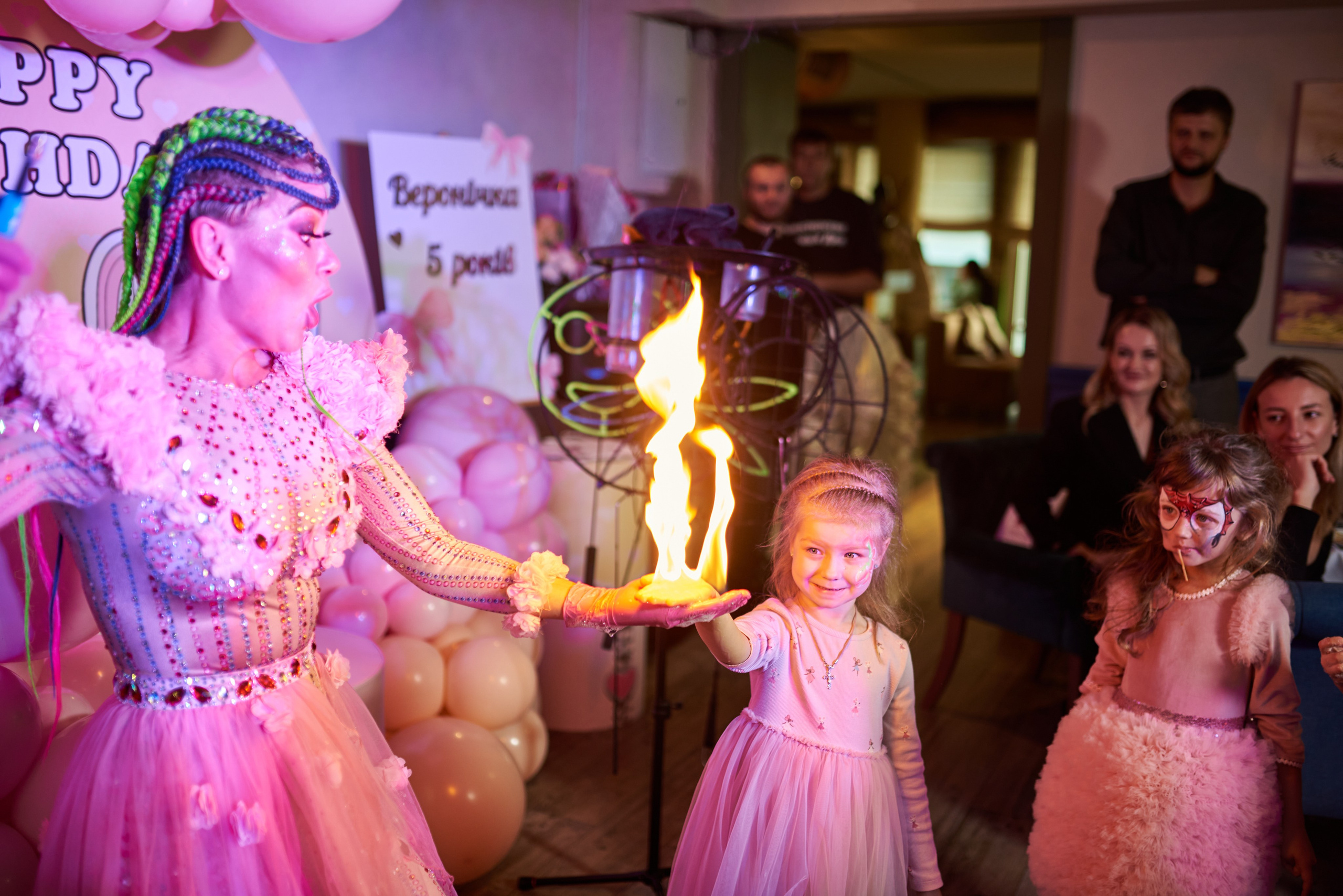 Фотозйомка з аніматорами в стилі Бджілка Мая – яскраві фото з додатковим світлом. Фотограф Київ – Репортаж, Події | Павленко Віктор