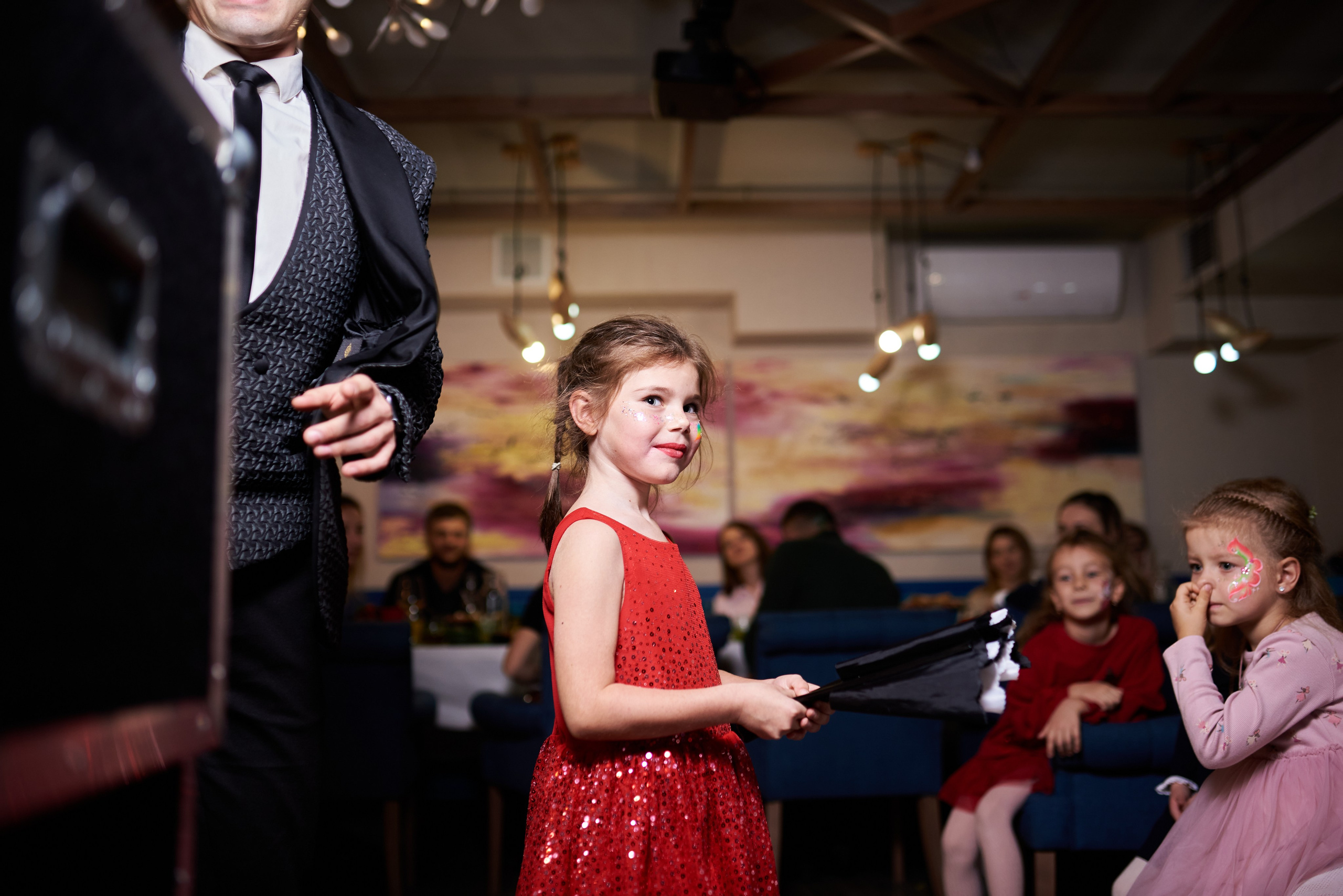 Фотозйомка з аніматорами в стилі Бджілка Мая – яскраві фото з додатковим світлом. Фотограф Київ – Репортаж, Події | Павленко Віктор