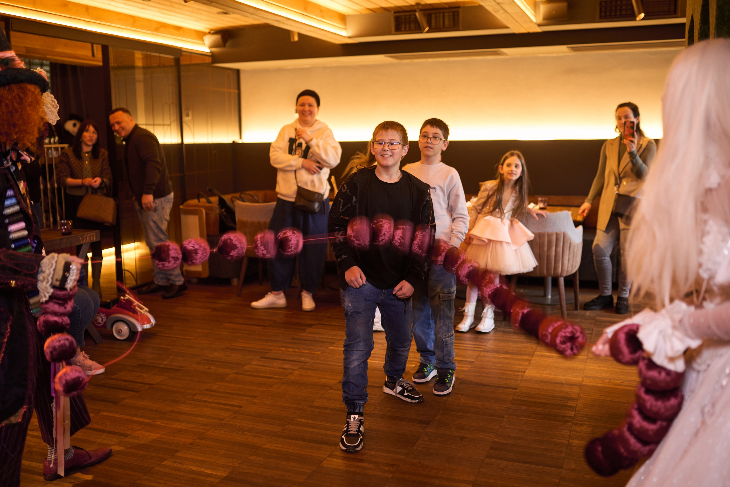 Фотосесія дитячого свята в стилі «Аліса в Країні Див» – чарівні моменти в кожному кадрі. Фотограф Київ – Репортаж, Події | Павленко Віктор