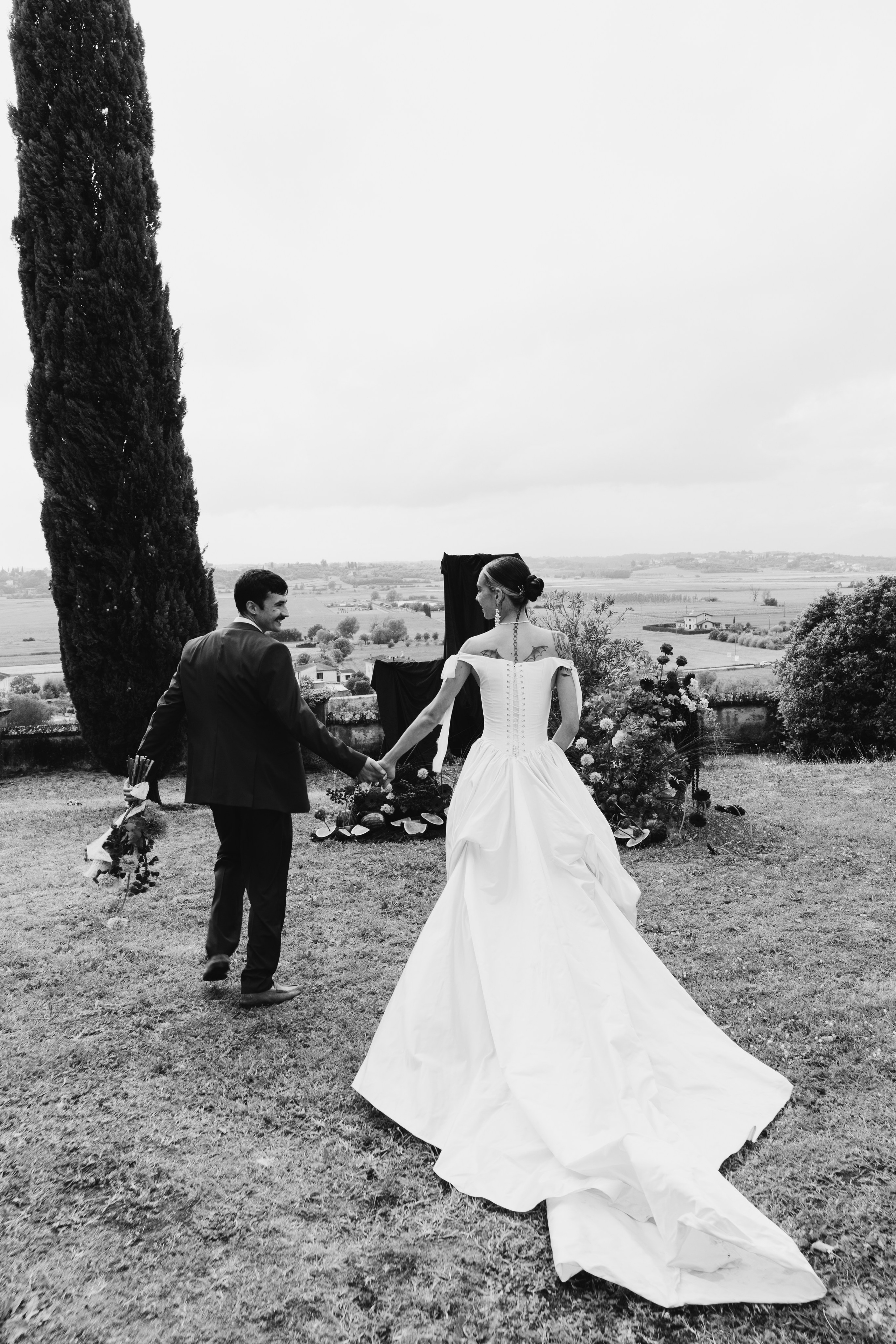 Intimate wedding moments of a stylish couple during a luxury Tuscany editorial. Wedding Photographer in Ukraine & Europe | Elena Marshall
