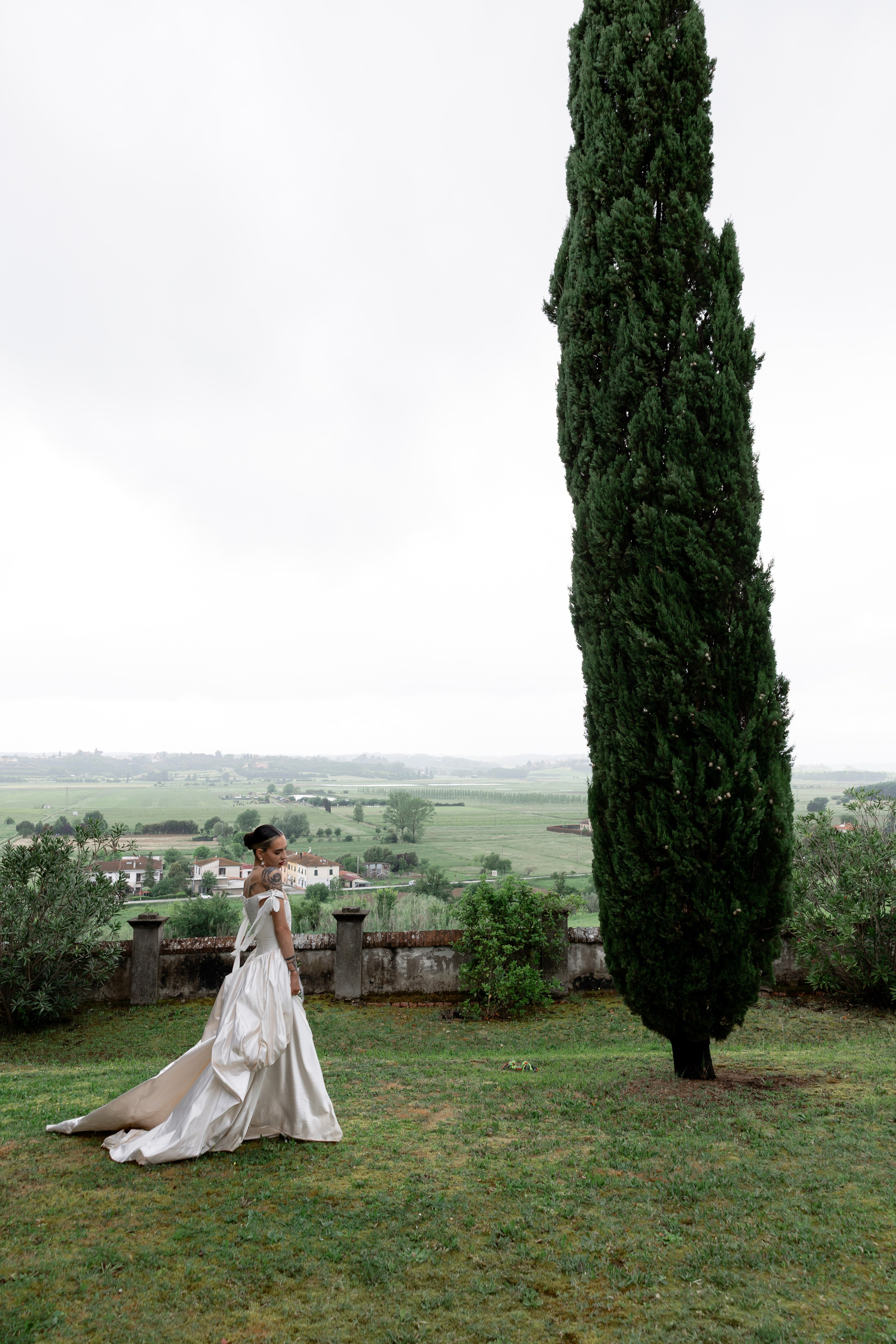 Intimate wedding moments of a stylish couple during a luxury Tuscany editorial. Wedding Photographer in Ukraine & Europe | Elena Marshall