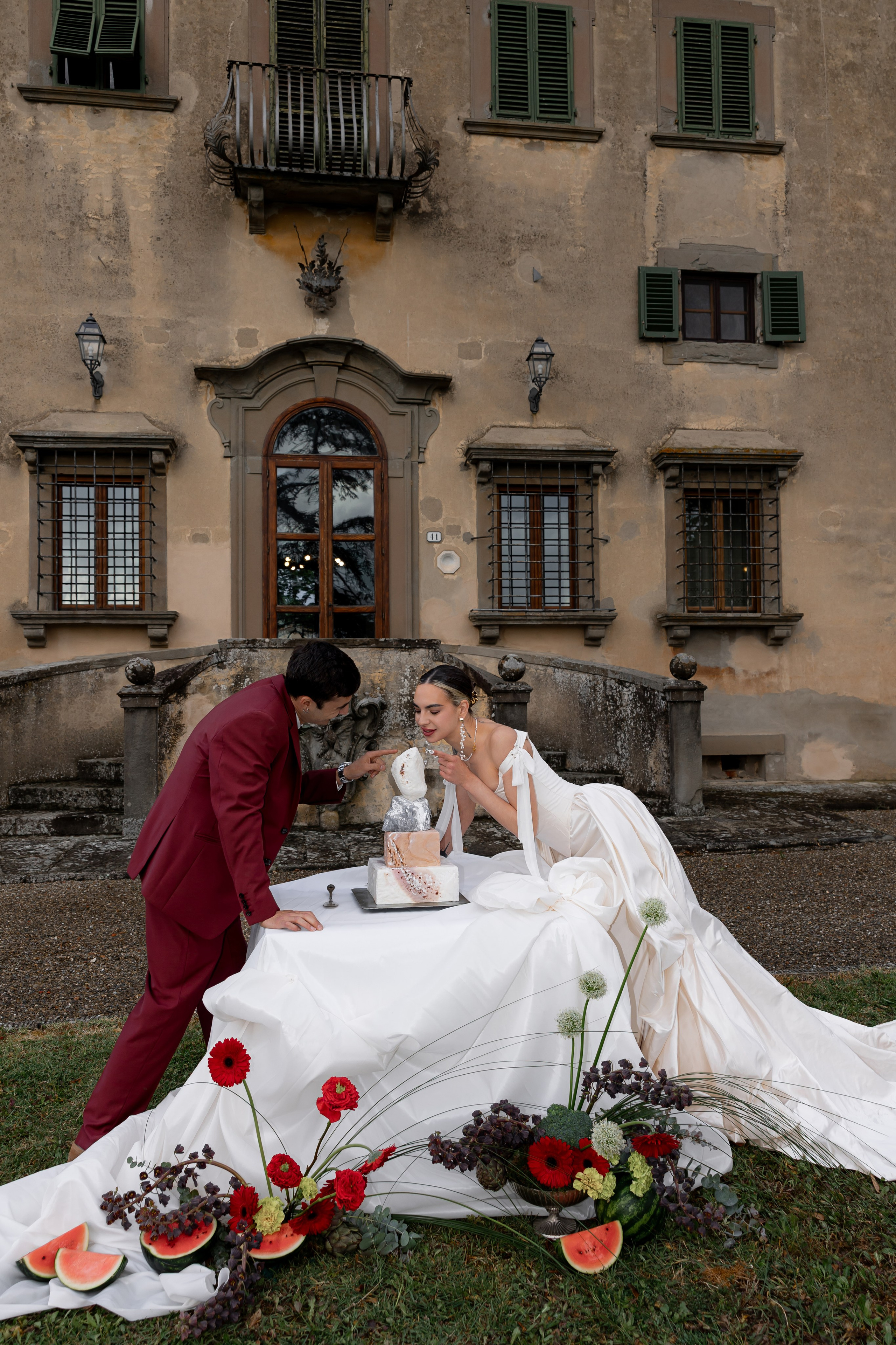 Elegant wedding cake with romantic Tuscany-inspired styling and candlelight atmosphere.
