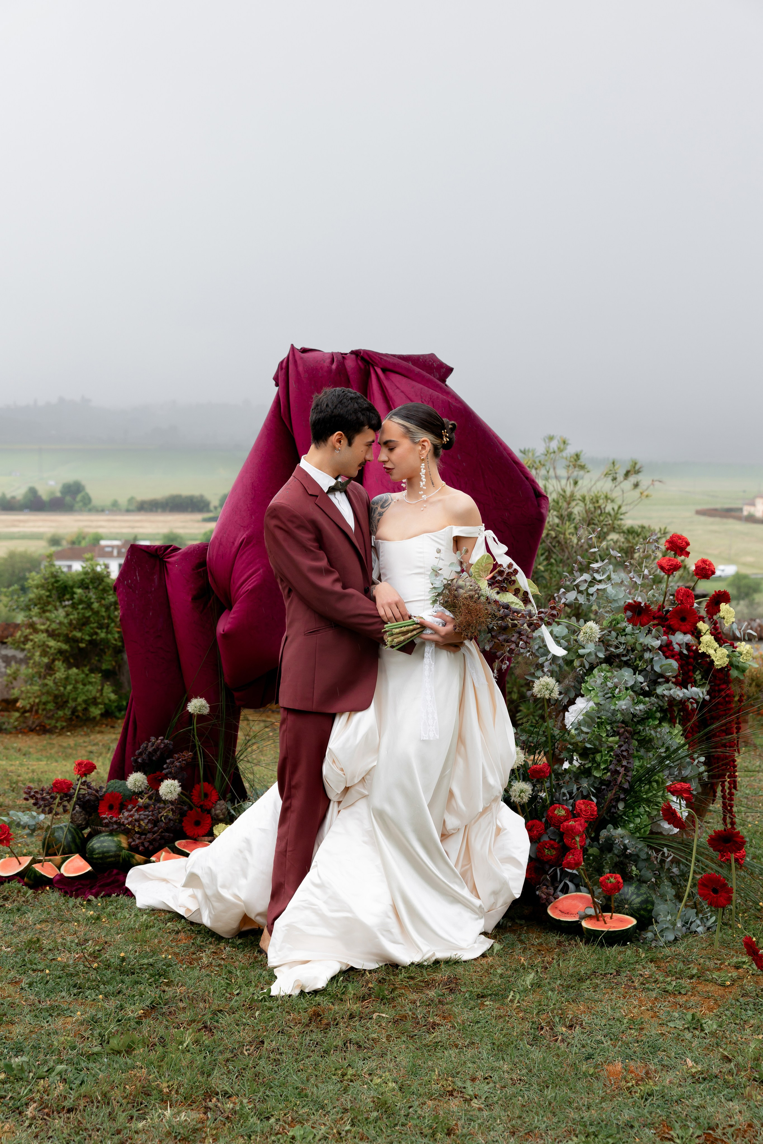 Elegant couple in Tuscany during a rainy wedding editorial with soft light and Italian countryside atmosphere.