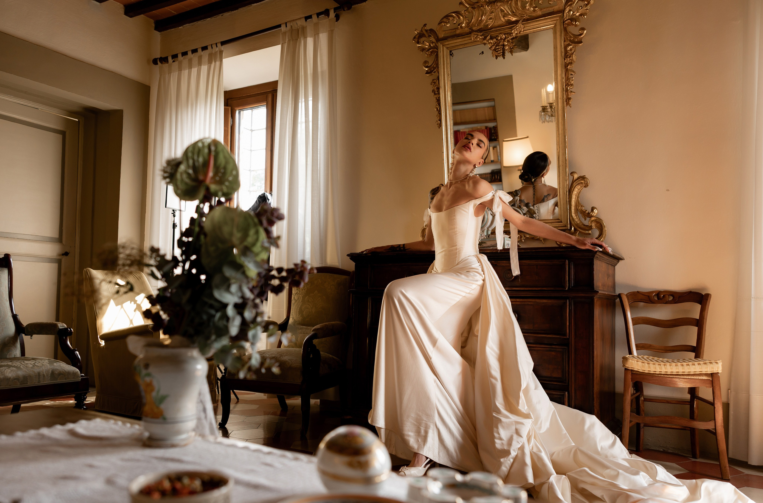 Intimate wedding moments of a stylish couple during a luxury Tuscany editorial. Wedding Photographer in Ukraine & Europe | Elena Marshall