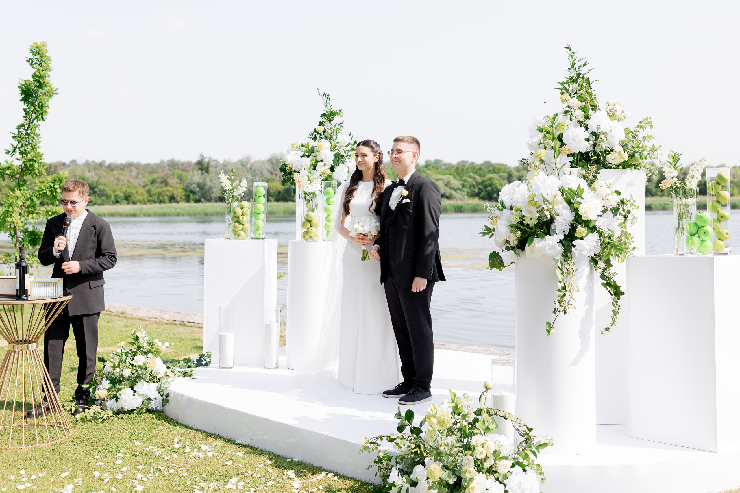 Виїзна церемонія біля води