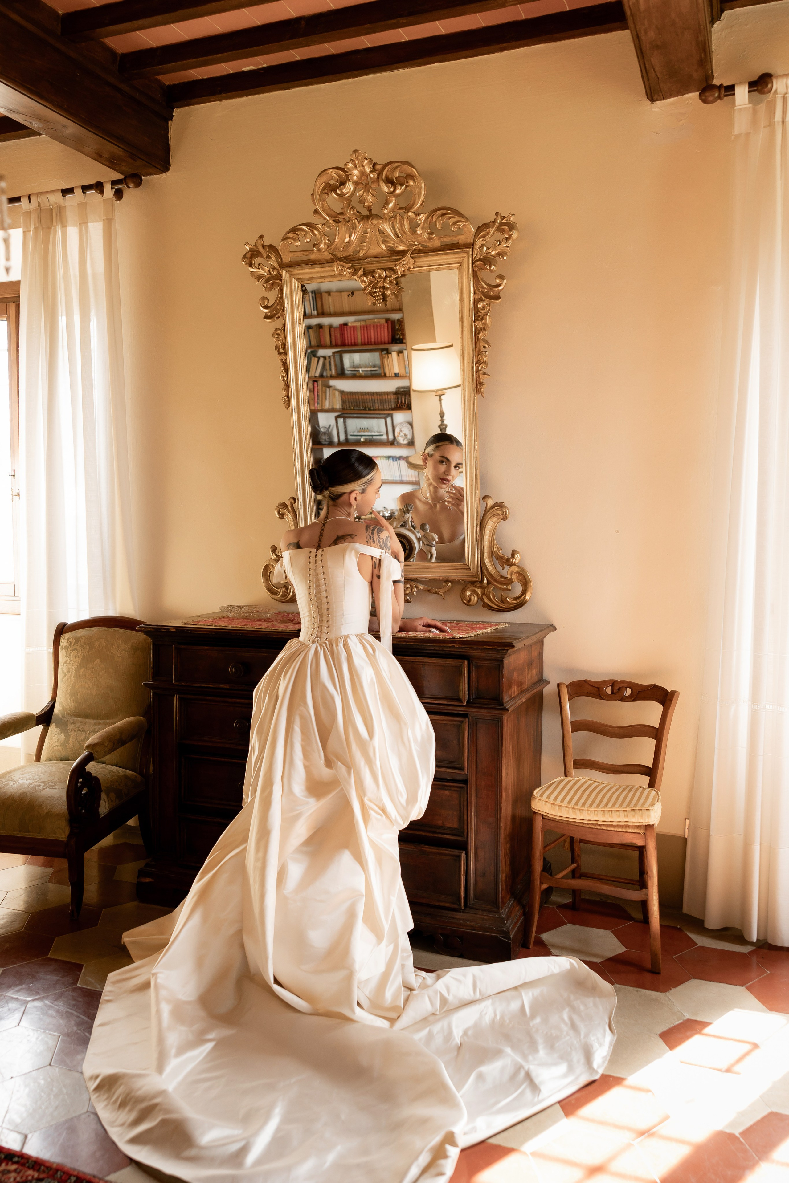 Intimate wedding moments of a stylish couple during a luxury Tuscany editorial. Wedding Photographer in Ukraine & Europe | Elena Marshall