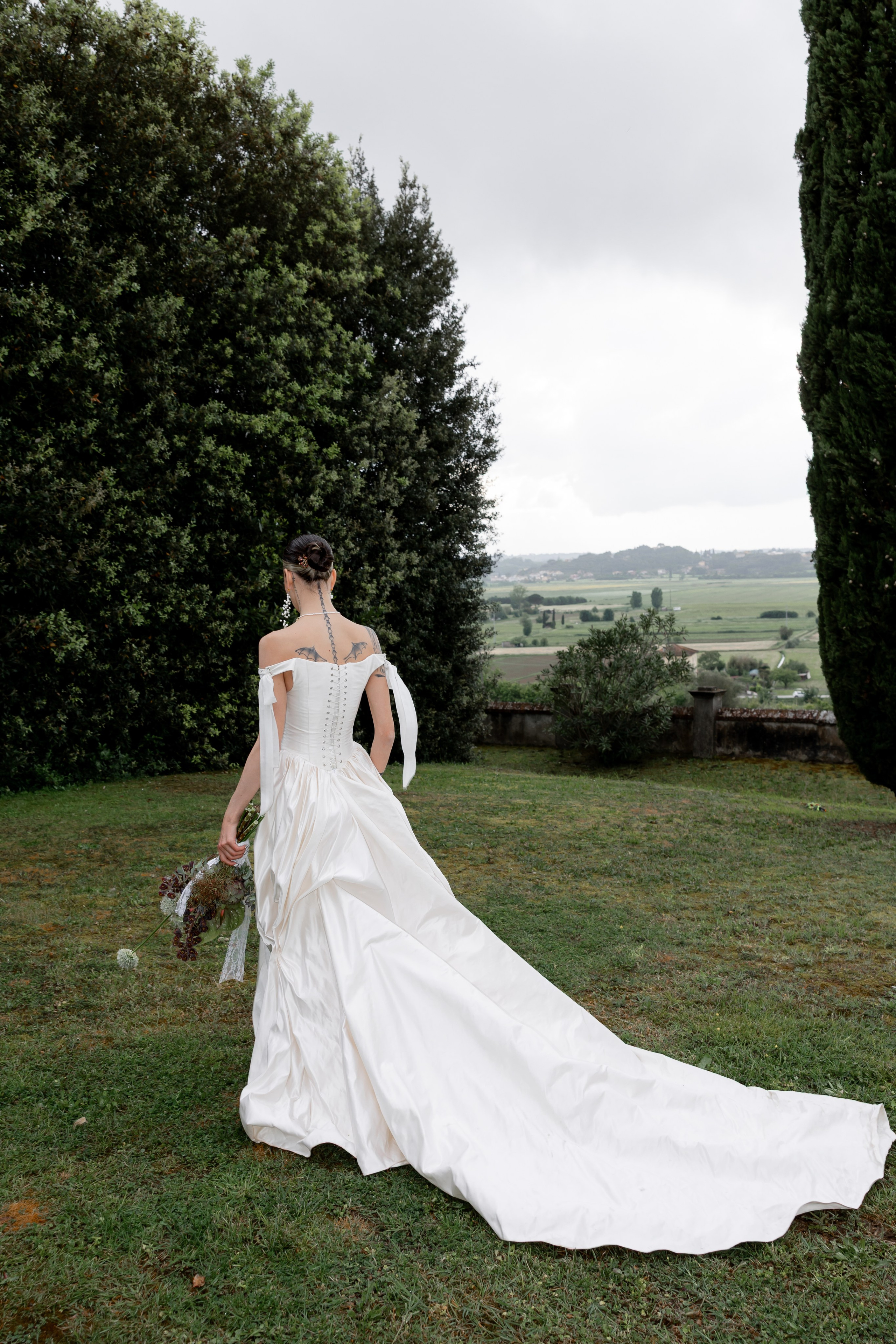 Intimate wedding moments of a stylish couple during a luxury Tuscany editorial. Wedding Photographer in Ukraine & Europe | Elena Marshall