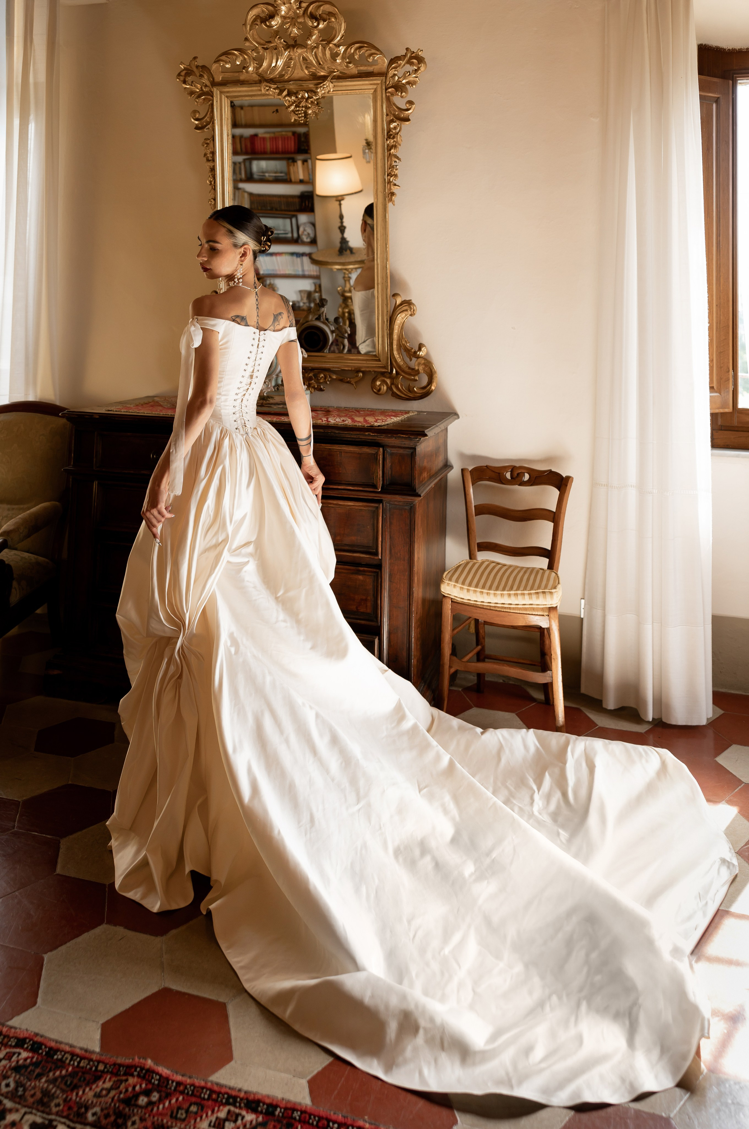 Intimate wedding moments of a stylish couple during a luxury Tuscany editorial. Wedding Photographer in Ukraine & Europe | Elena Marshall