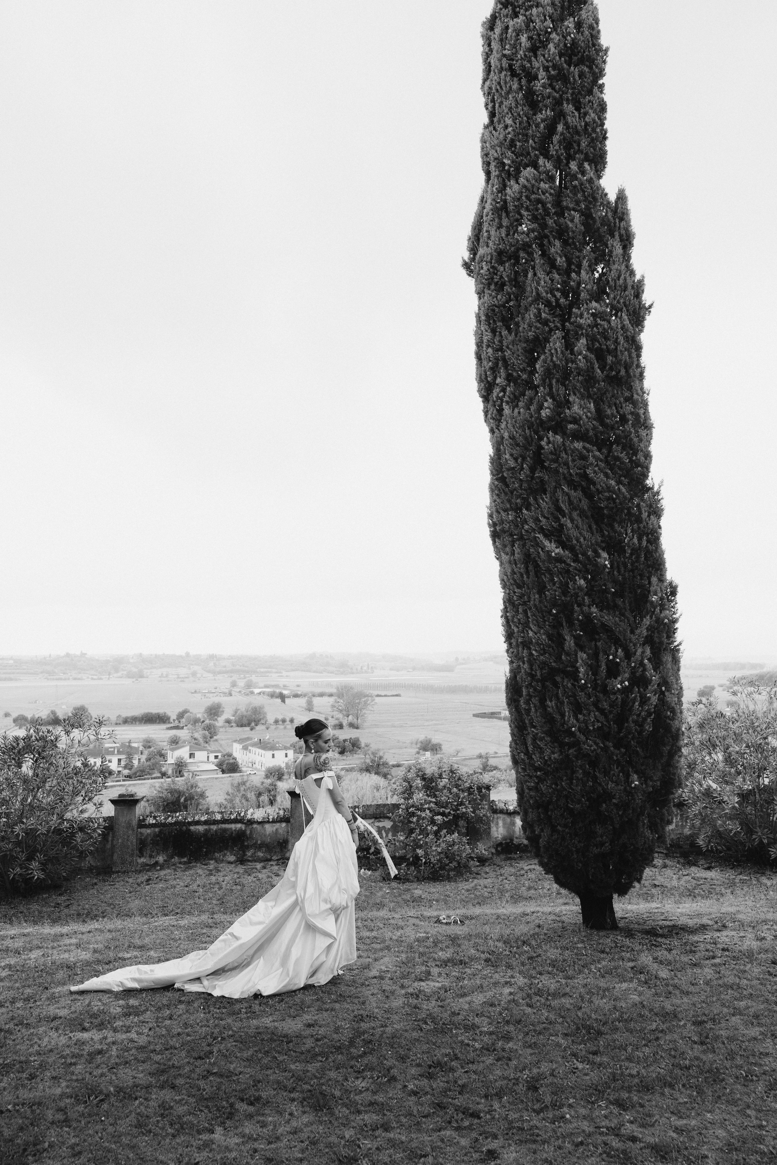 Intimate wedding moments of a stylish couple during a luxury Tuscany editorial. Wedding Photographer in Ukraine & Europe | Elena Marshall