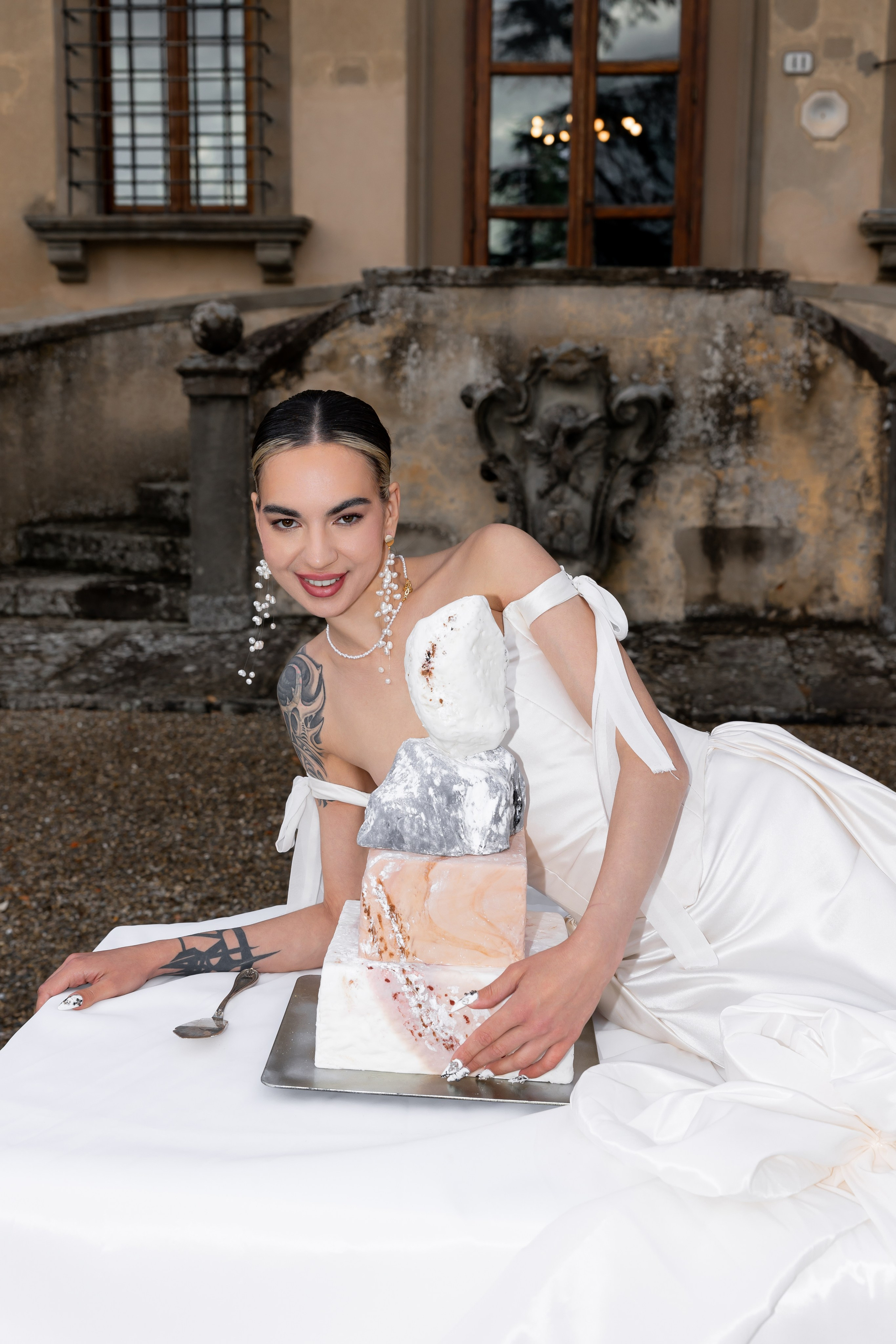 Editorial wedding cake styling with soft candlelight and Italian wedding atmosphere.