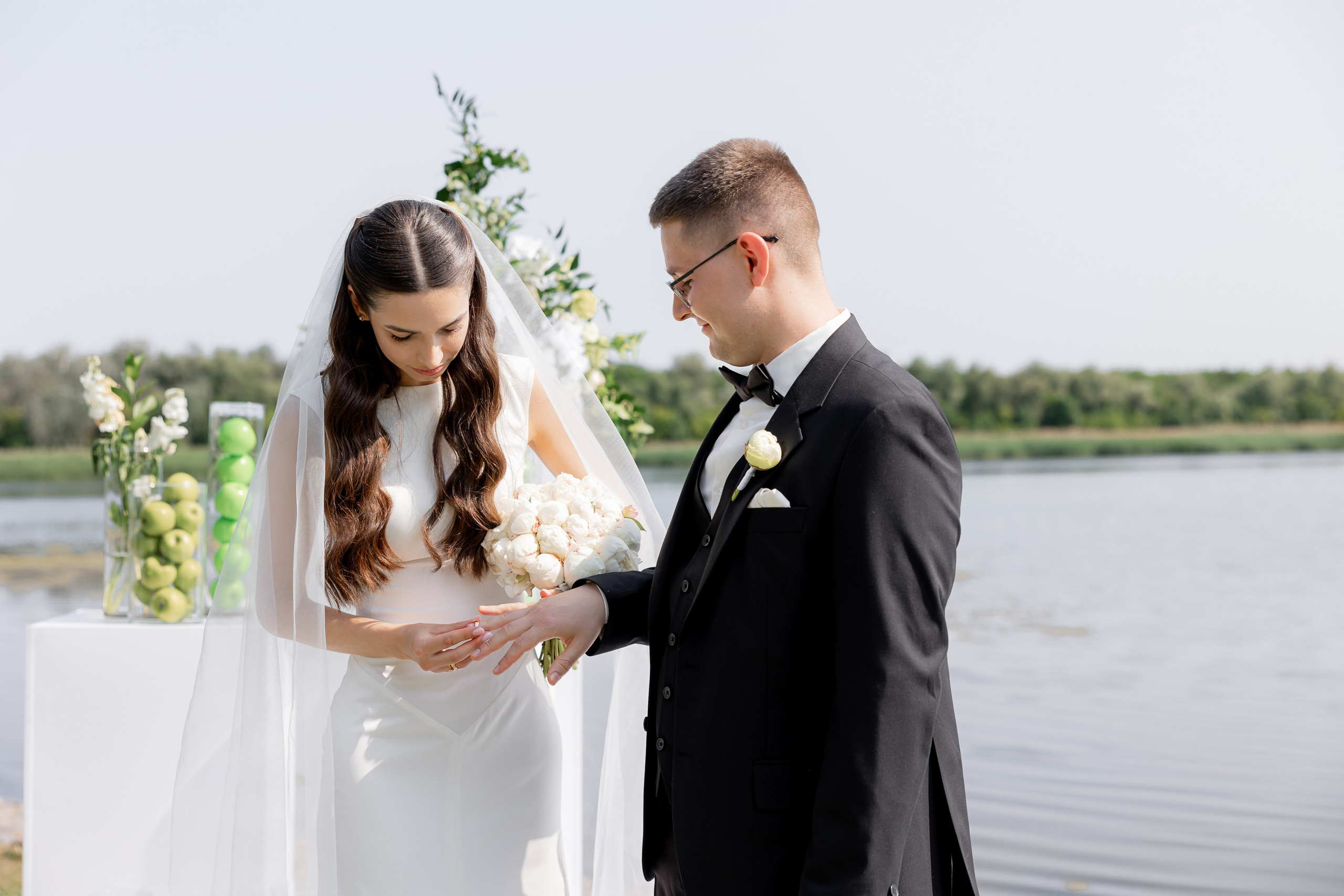 Виїзна церемонія біля води в Запоріжжі 