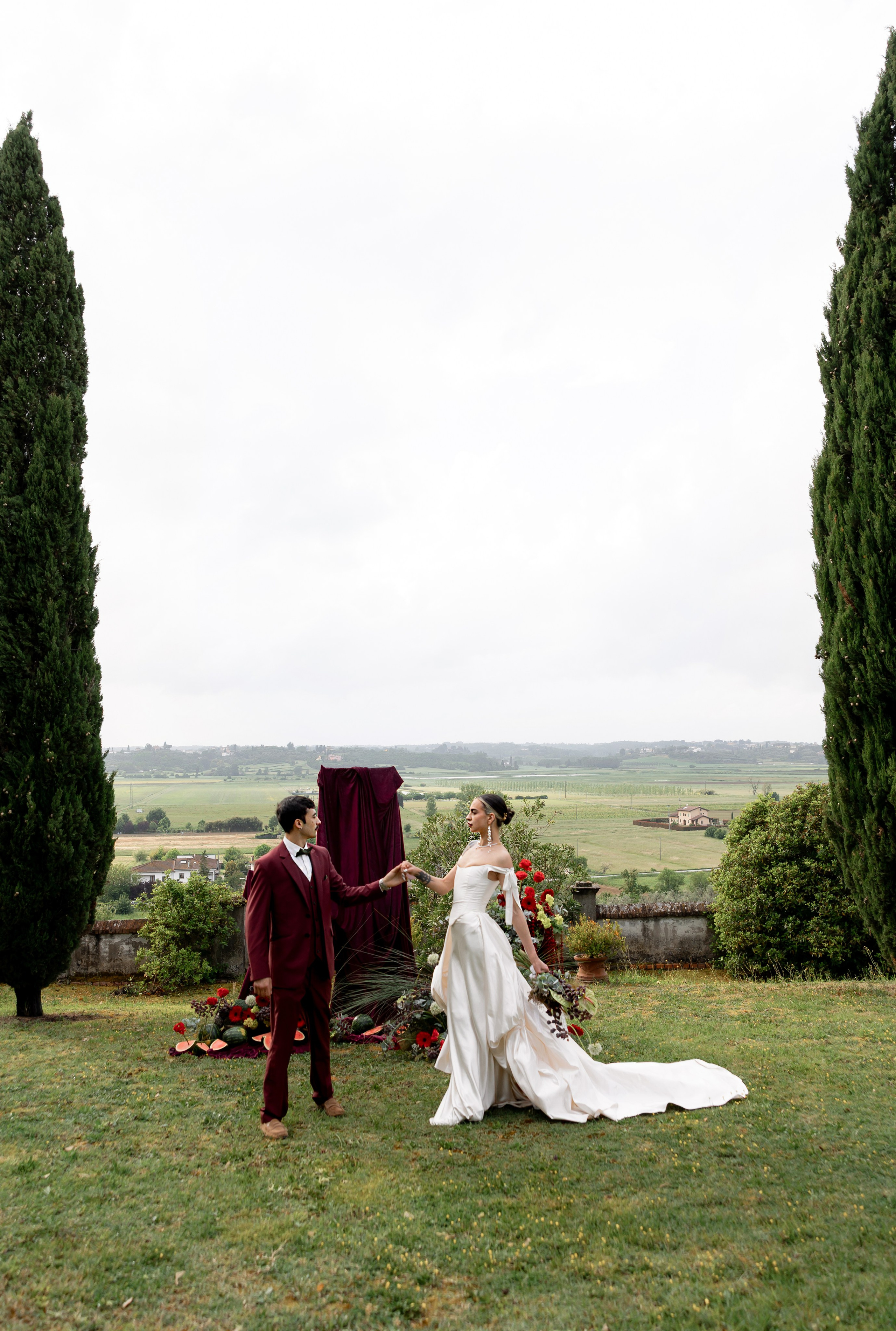 Elegant couple in Tuscany during a rainy wedding editorial 