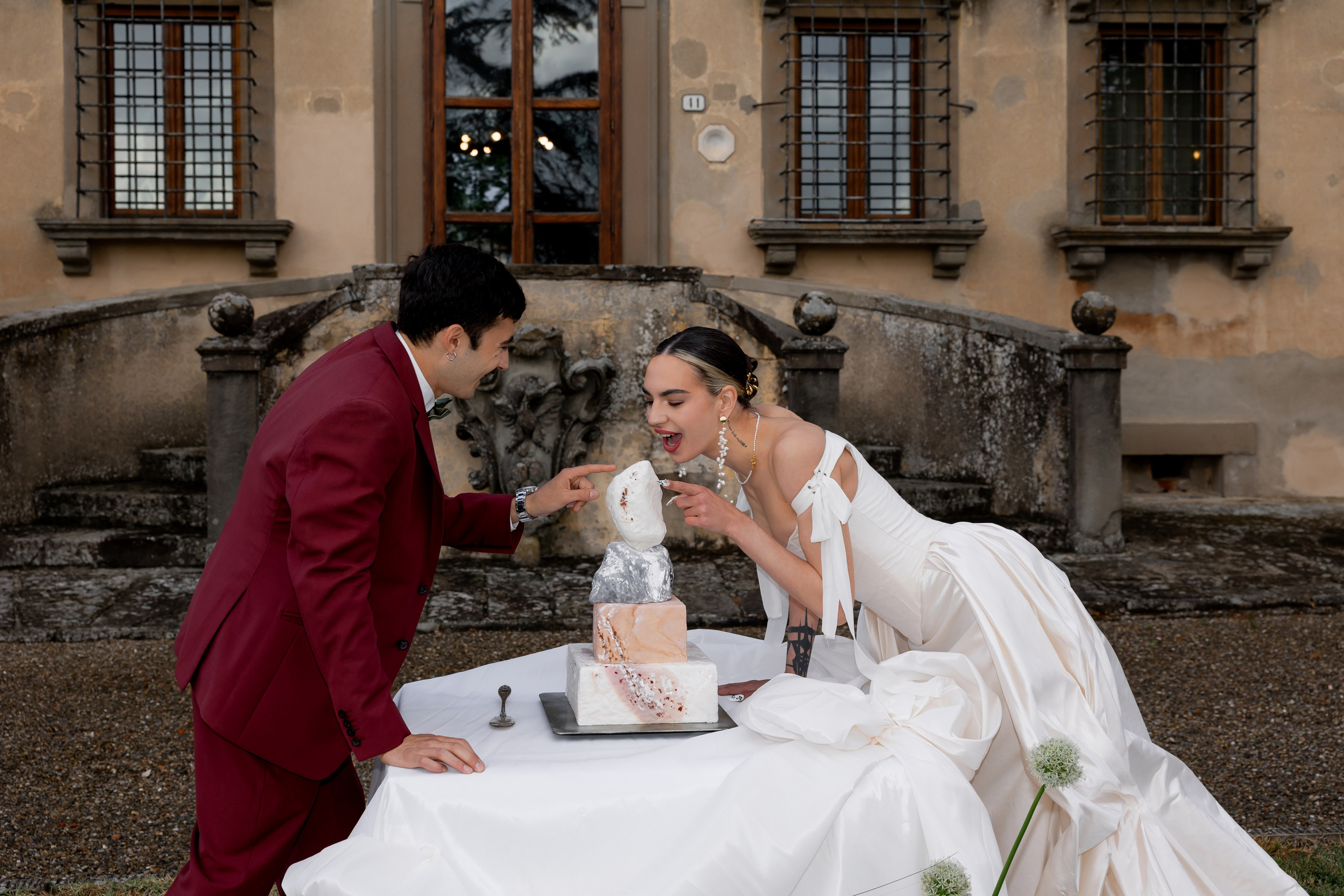 Minimal wedding cake detail captured during a luxury Tuscany wedding editorial.