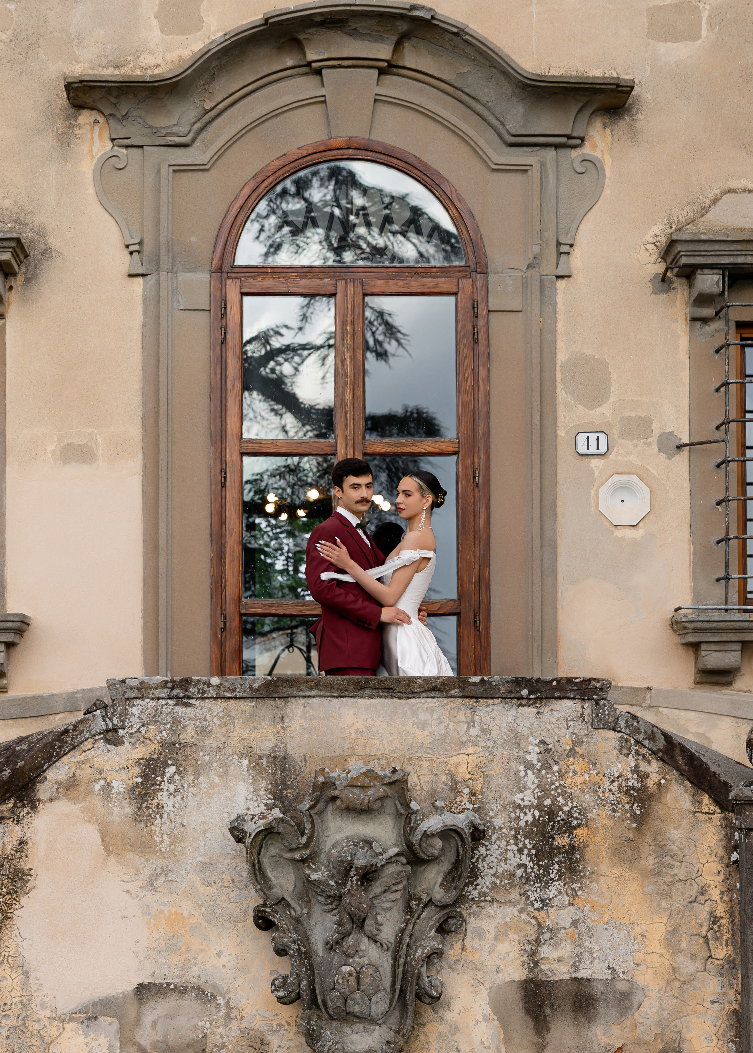 Intimate wedding moments of a stylish couple during a luxury Tuscany editorial. Wedding Photographer in Ukraine & Europe | Elena Marshall