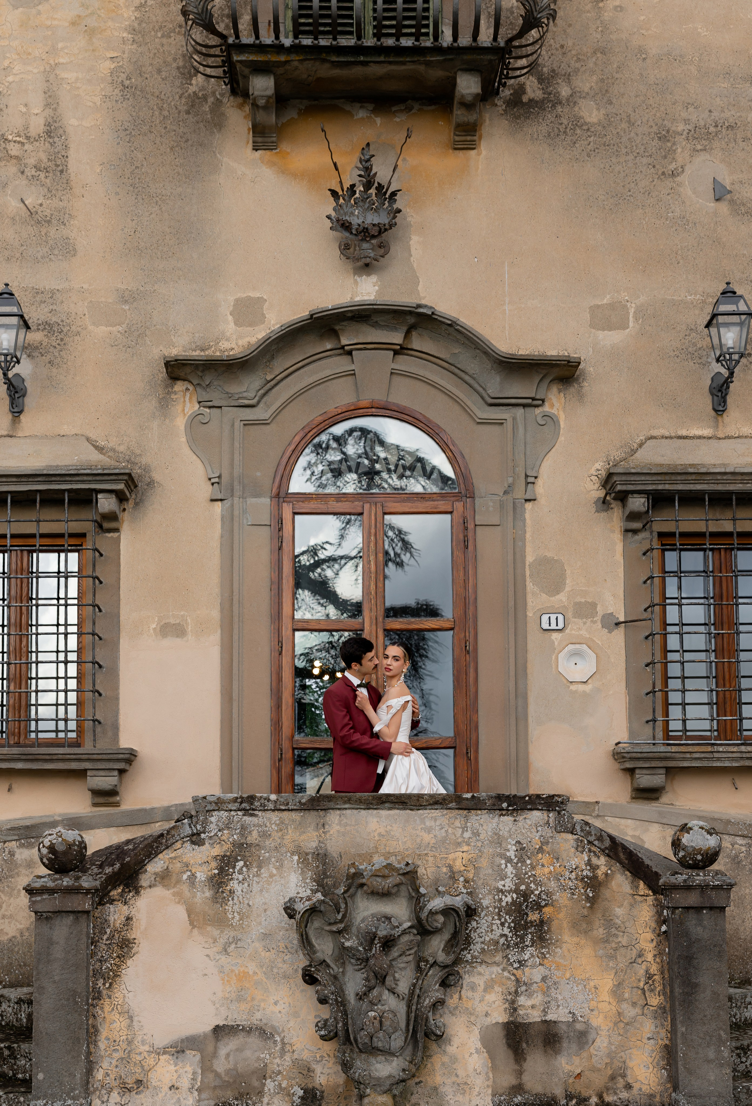 Intimate wedding moments of a stylish couple during a luxury Tuscany editorial. Wedding Photographer in Ukraine & Europe | Elena Marshall